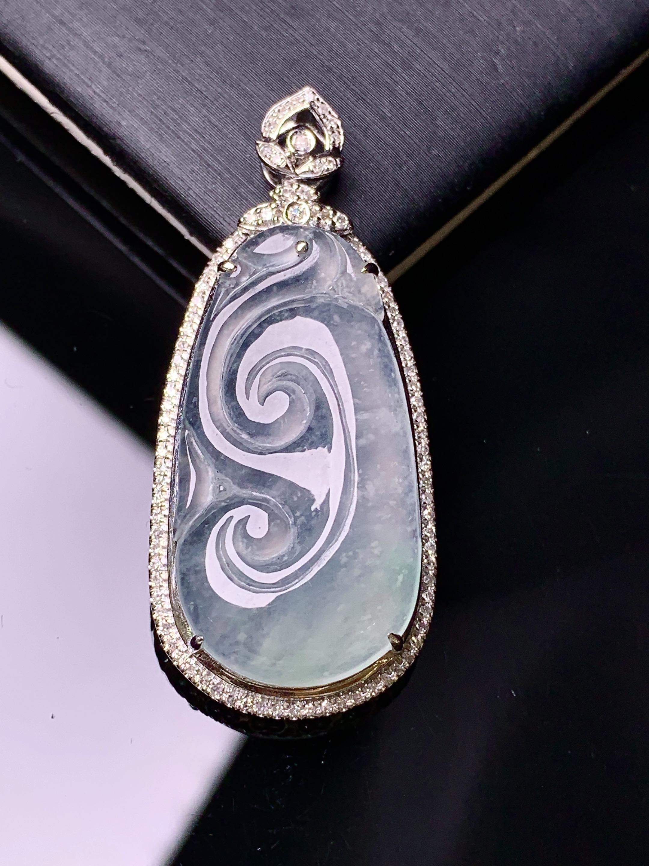 18k金钻镶嵌冰种如意吊坠 玉质细腻 色泽艳丽清新 水润亮眼 整体尺寸40.3*18*8