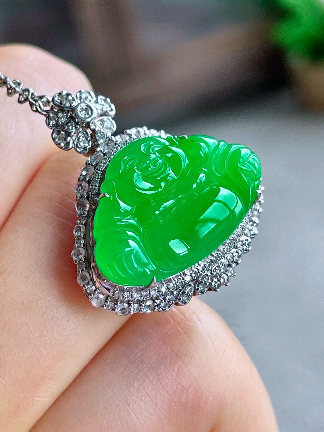 【镶嵌】高冰阳绿佛公吊坠  
【说明】18k金镶嵌 完美 性价比高  
【整体】27-24-10.6
【裸石】13.8-21-4.6
【重量】6.4克