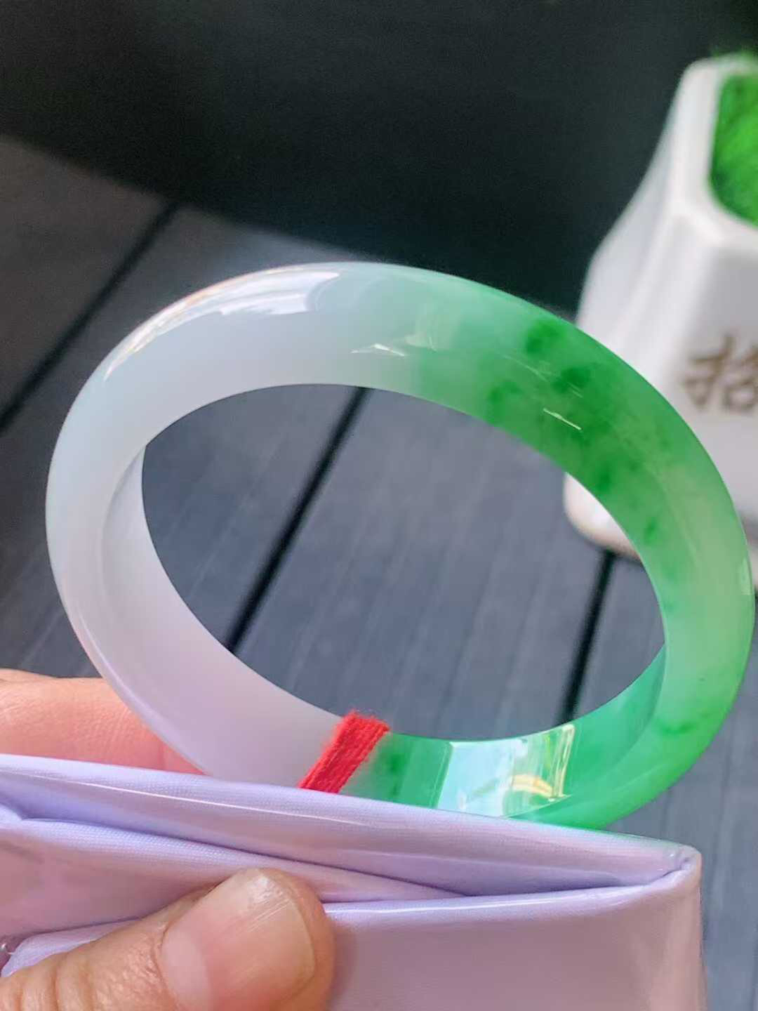 【翡翠名称】老种冰飘阳绿51.5正圈口手镯
【翡翠尺寸】51.5/12.5/6.6mm适合50.5-53正圈口佩戴
【翡翠描述】宝贝种老水足，玉质细腻，色泽靓丽，性价比高，佩戴效果好！
【其它赠送】权威证书/精美挂绳盒子/支持全国复检