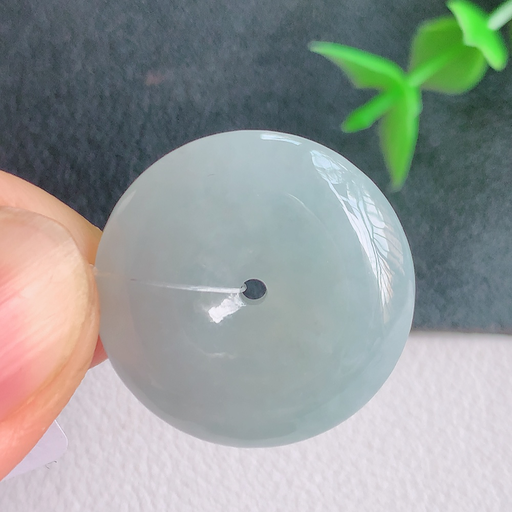 冰润平安扣吊坠，厚装饱满，冰润剔透，细腻水足，种质润泽，飘花灵动，佩戴优雅大气，W49.25   尺寸：23-6mm