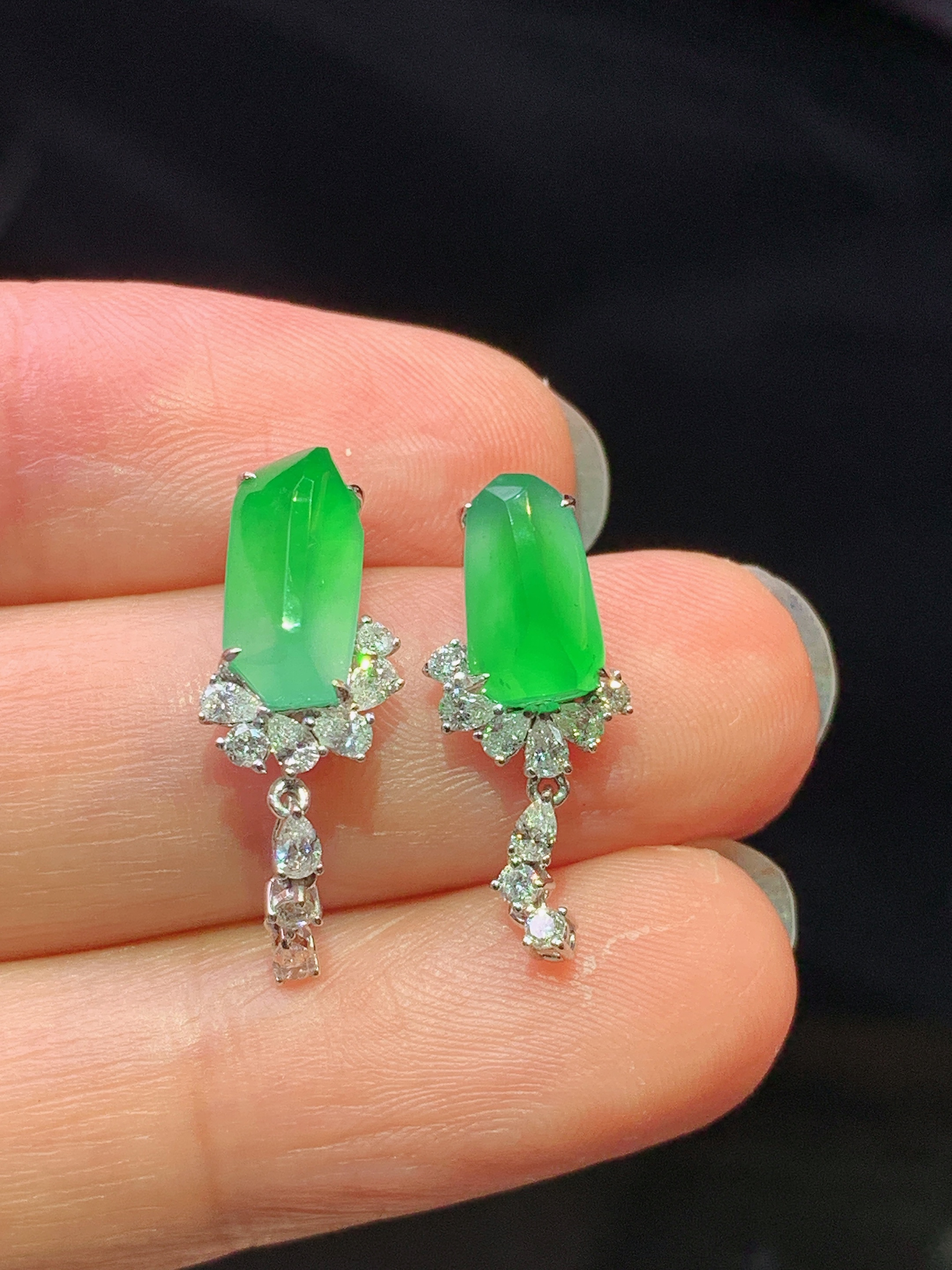 18k金钻镶嵌翠绿随形耳钉 玉质细腻 色泽艳丽清新 水润亮眼 整体尺寸22.2*5.2*6m5