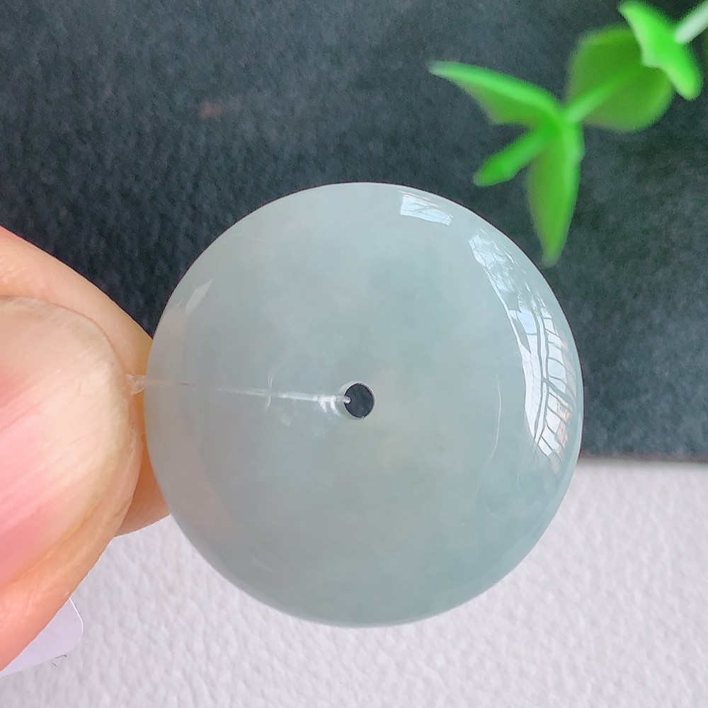 冰润平安扣吊坠，厚装饱满，冰润剔透，细腻水足，种质润泽，飘花灵动，佩戴优雅大气，W49.25   尺寸：23-6mm