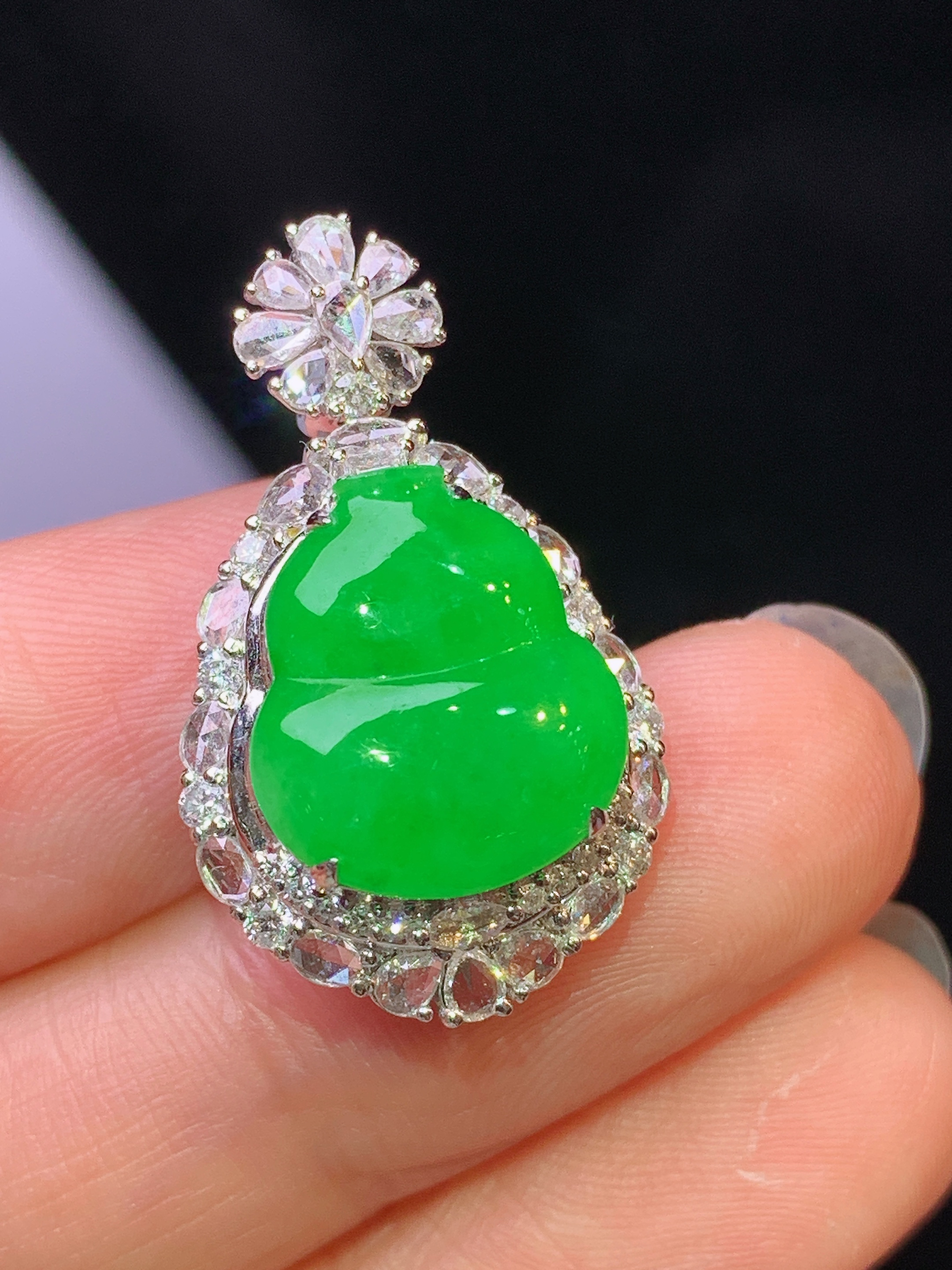 18k金钻镶嵌满绿葫芦吊坠 玉质细腻 色泽艳丽清新 水润亮眼 整体尺寸26.6*16*10h1