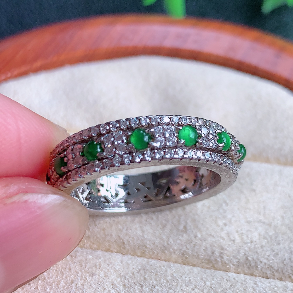 冰润满绿925银镶翡翠戒指  玉质细腻  冰清玉润  飘花灵动  颜色漂亮  W481.25   内