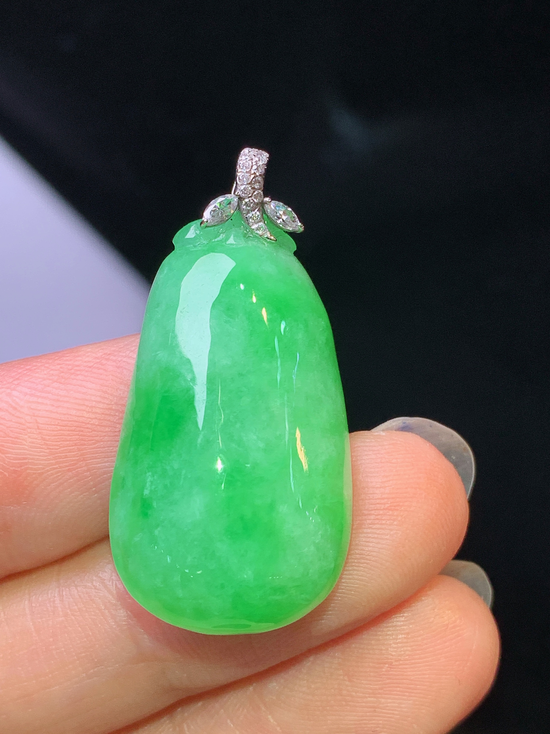 18k金镶嵌翠绿福瓜吊坠 玉质细腻 色泽艳丽清新 水润亮眼 整体尺寸32.8*16.2*7.2c1