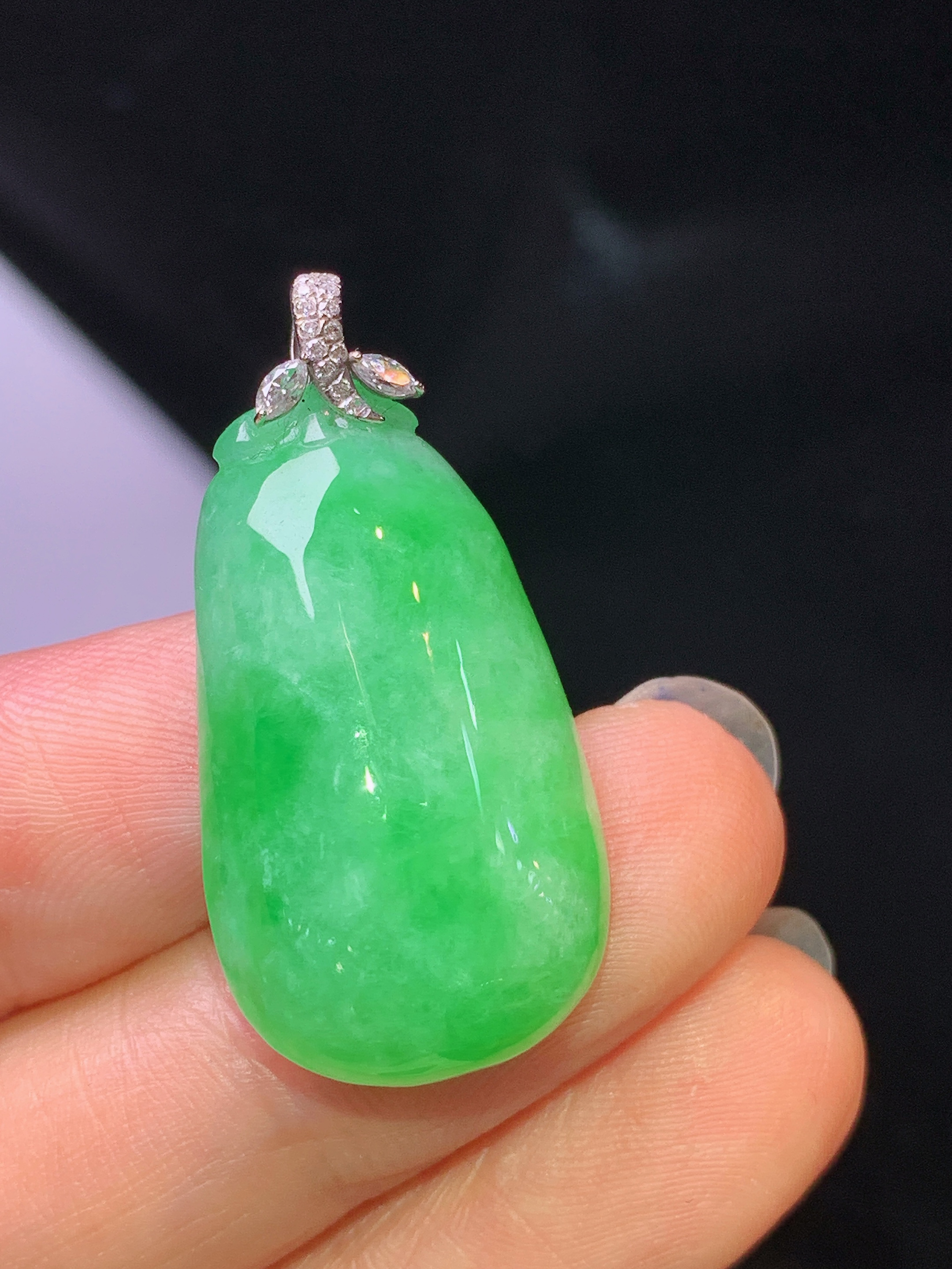 18k金镶嵌翠绿福瓜吊坠 玉质细腻 色泽艳丽清新 水润亮眼 整体尺寸32.8*16.2*7.2c1