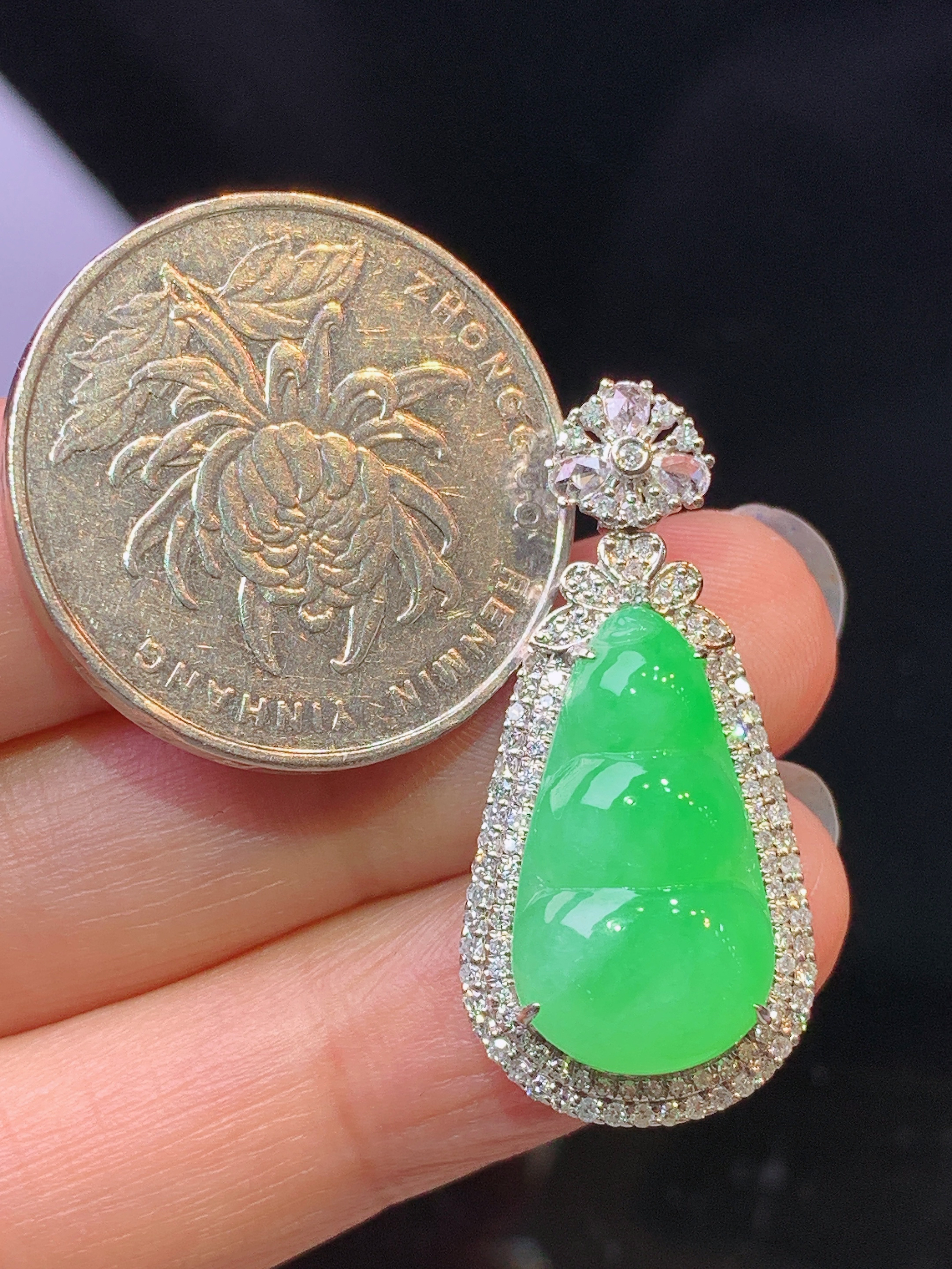 18k金钻镶嵌翠绿四季豆吊坠 玉质细腻 色泽艳丽清新 水润亮眼 整体尺寸31.5*15*8f3