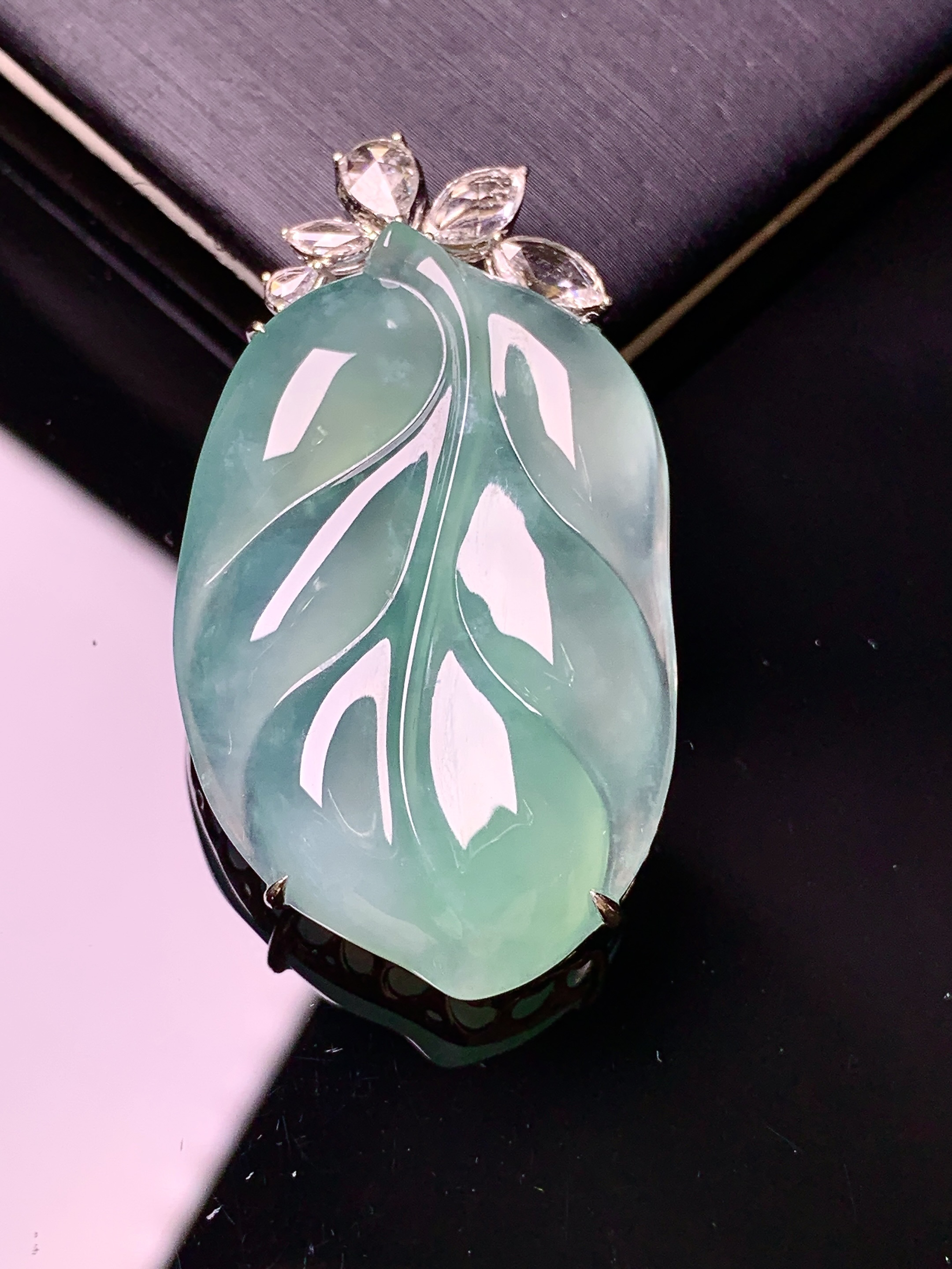 18k金钻镶嵌冰种晴绿树叶吊坠 玉质细腻 色泽艳丽清新 水润亮眼 整体尺寸42.2*23.5*7.8c1