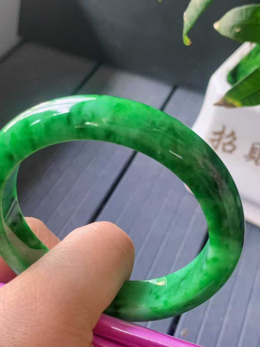 【翡翠名称】老种辣绿飘花58.2正圈口手镯
【翡翠尺寸】58.2/12.9/9mm适合57-59.5正圈口佩戴
【翡翠描述】宝贝种老水足，玉质细腻，色泽靓丽，性价比高，佩戴效果好！
【其它赠送】权威证书/精美挂绳盒子/支持全国复检