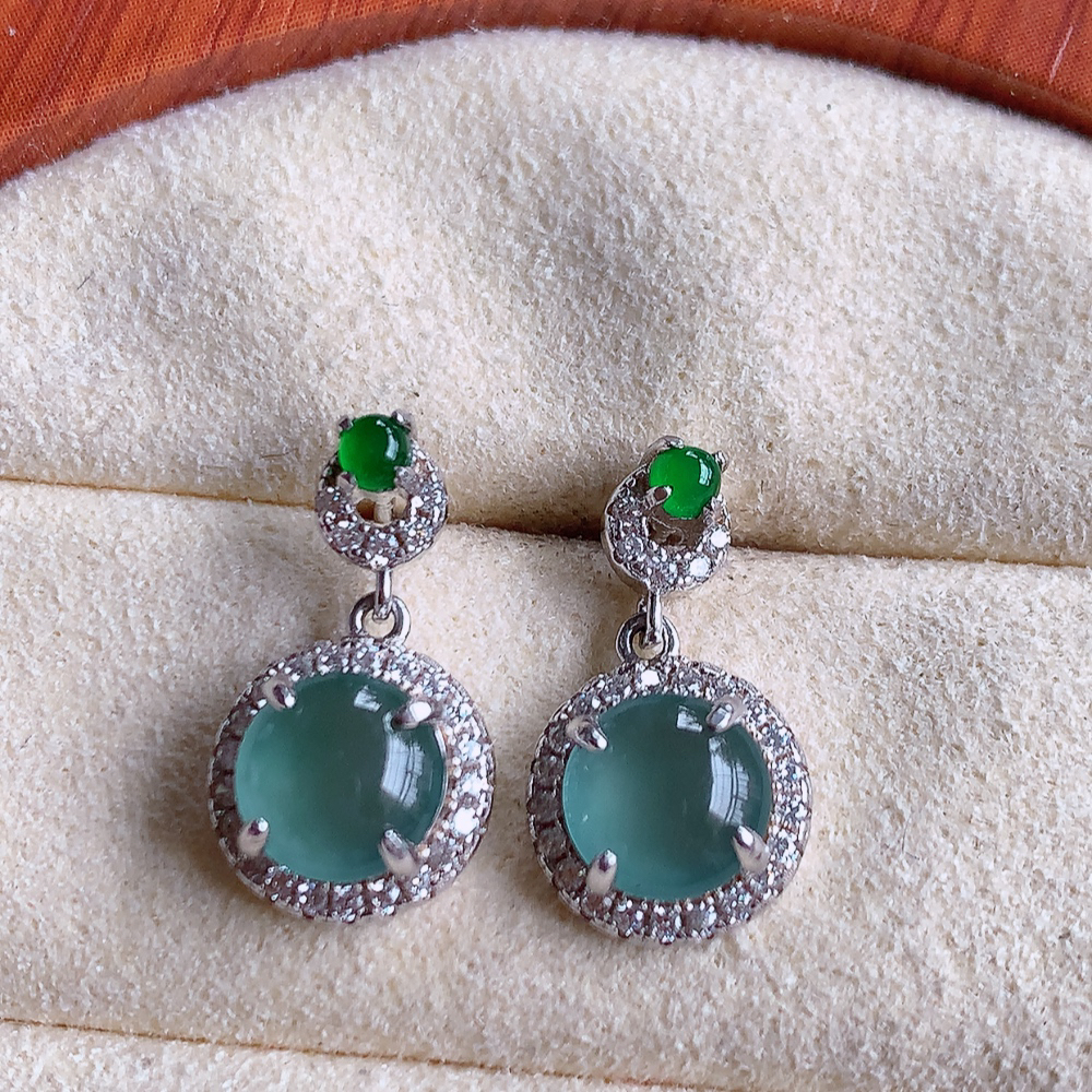 冰晴水翡翠925银镶嵌耳钉，自然光实拍，翠色灵动，颜色漂亮，种老水足，品相佳，佩戴佳品！W502.25  取一整体尺寸：16.3-9.2-5mm  裸石尺寸：6.3mm