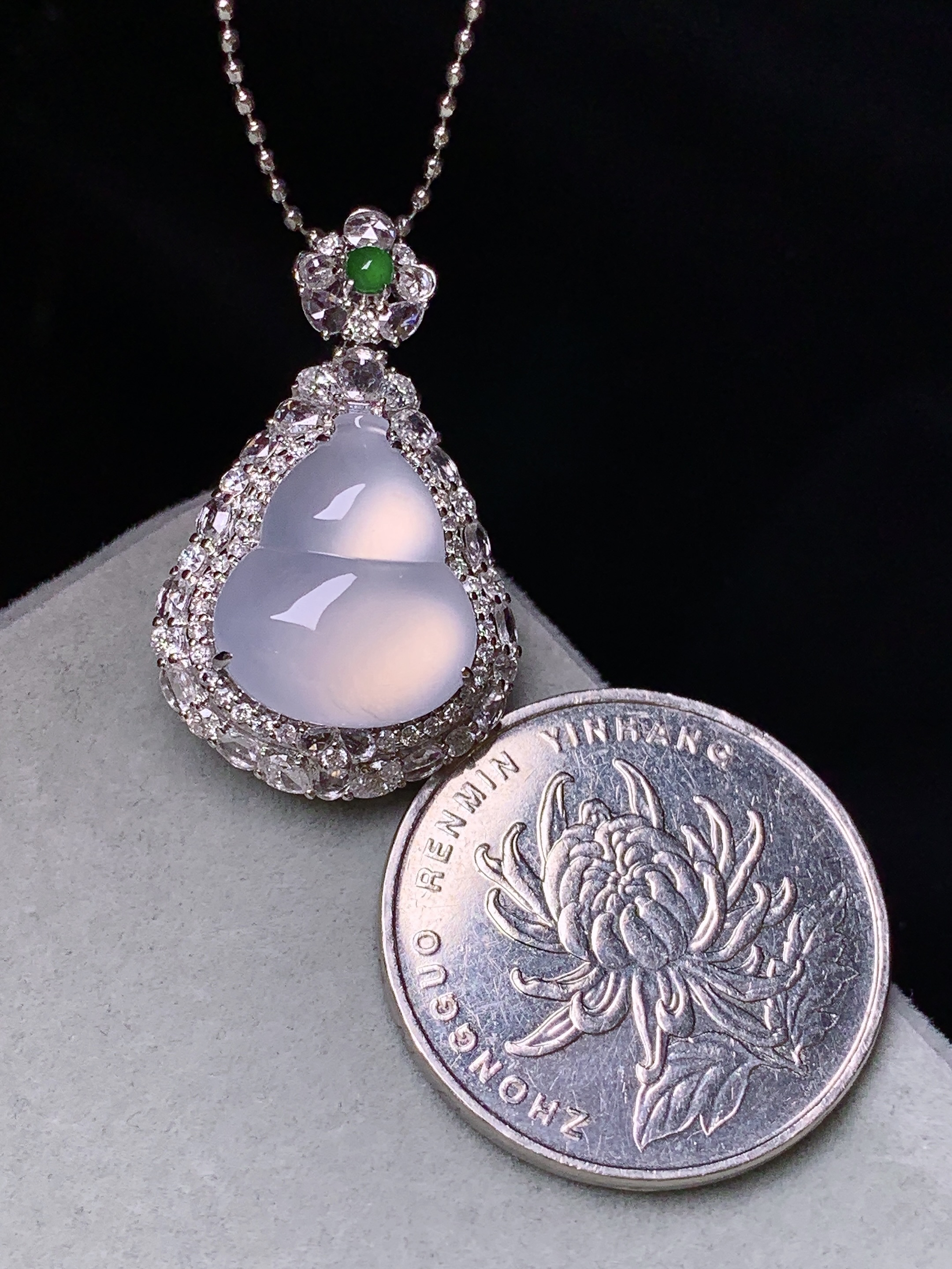 18k金钻镶嵌冰种葫芦吊坠 玉质细腻 色泽艳丽清新 水润亮眼 整体尺寸29.5*18*12c5