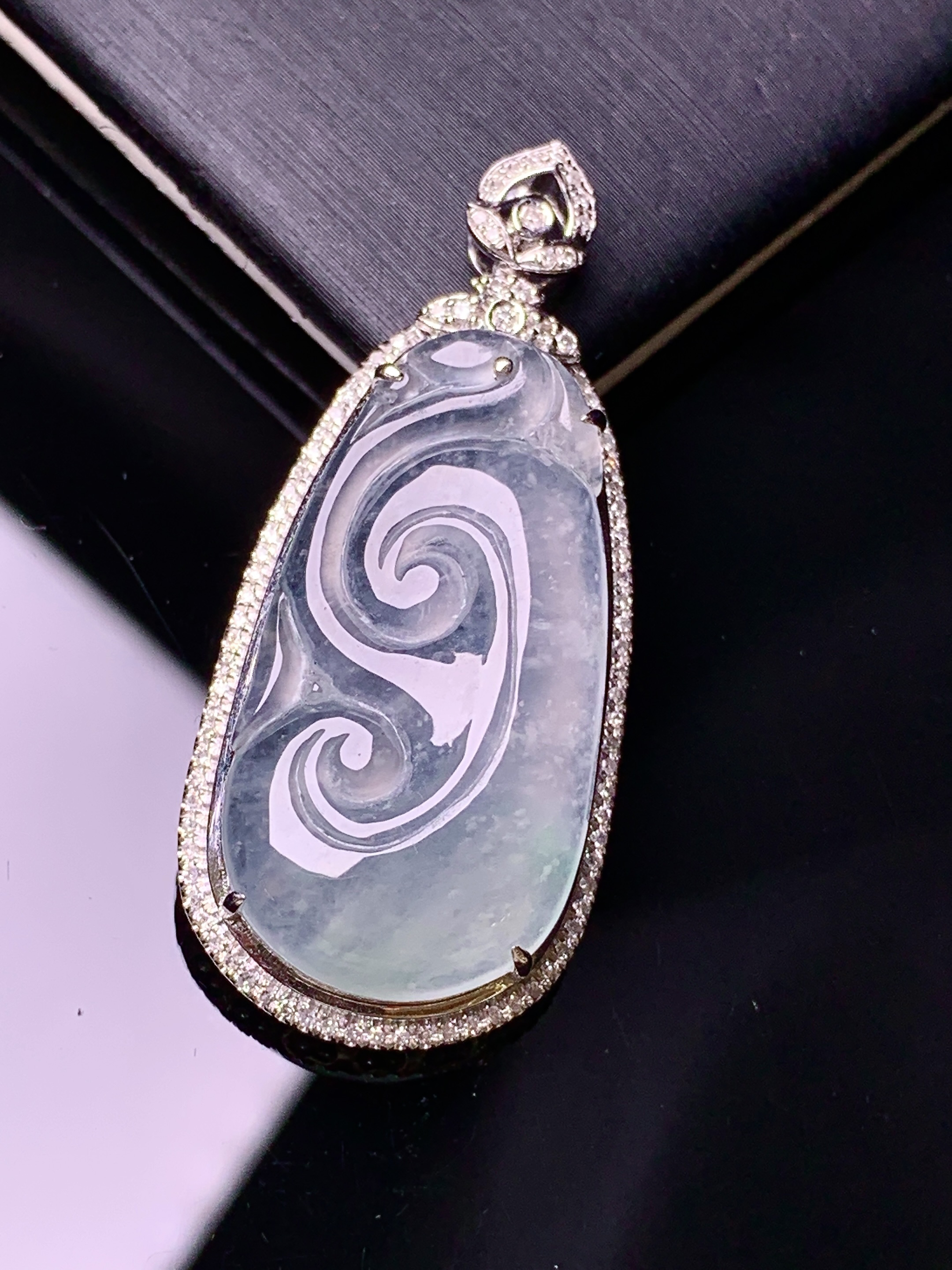 18k金钻镶嵌冰种如意吊坠 玉质细腻 色泽艳丽清新 水润亮眼 整体尺寸40.3*18*8