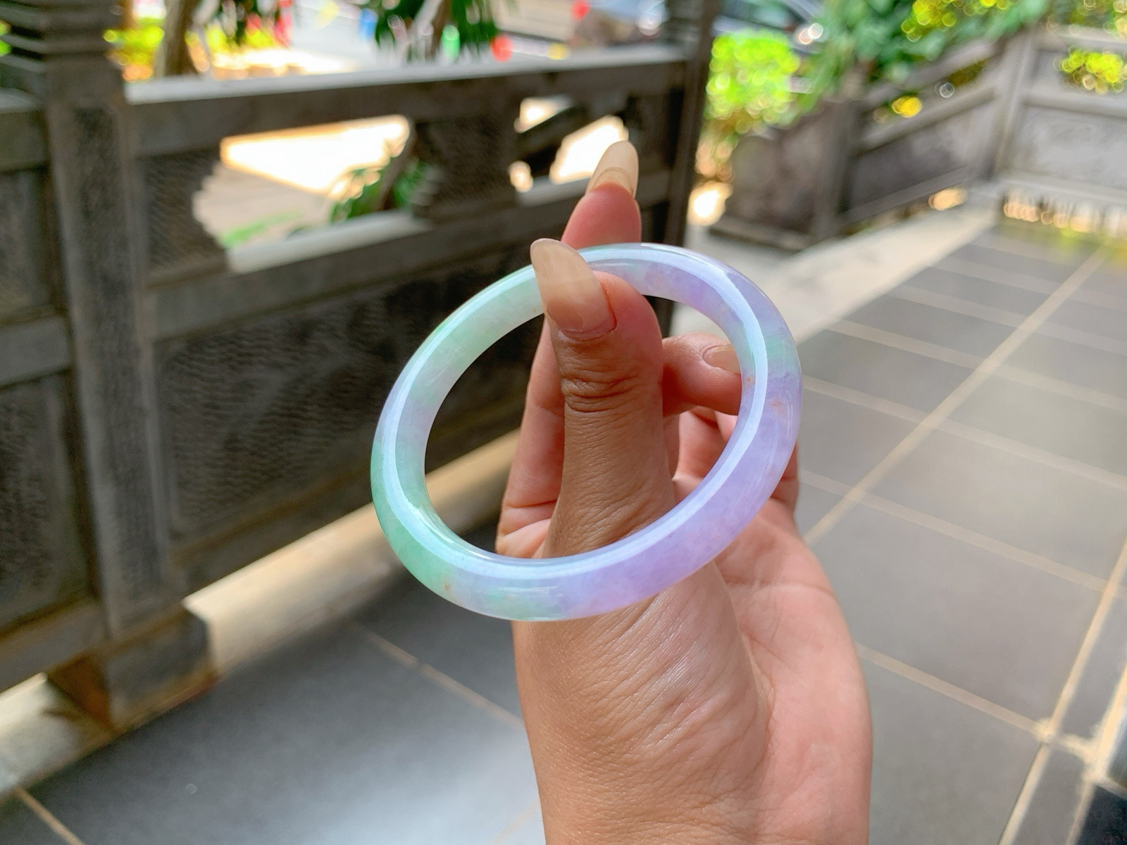 ｜52圈口
条粗：8.0、浓春彩福镯，颜色很艳丽夺目，这种镯子很少有种水的这条种色皆有、所以就很仙