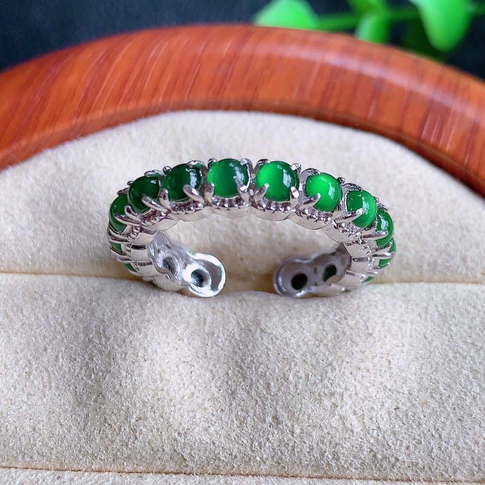 冰润满绿精美环形翡翠戒指  玉质细腻  冰清玉润  飘花灵动  颜色漂亮  W502.25  内径尺寸：17.5-4.5-4mm  裸石尺寸：3mm