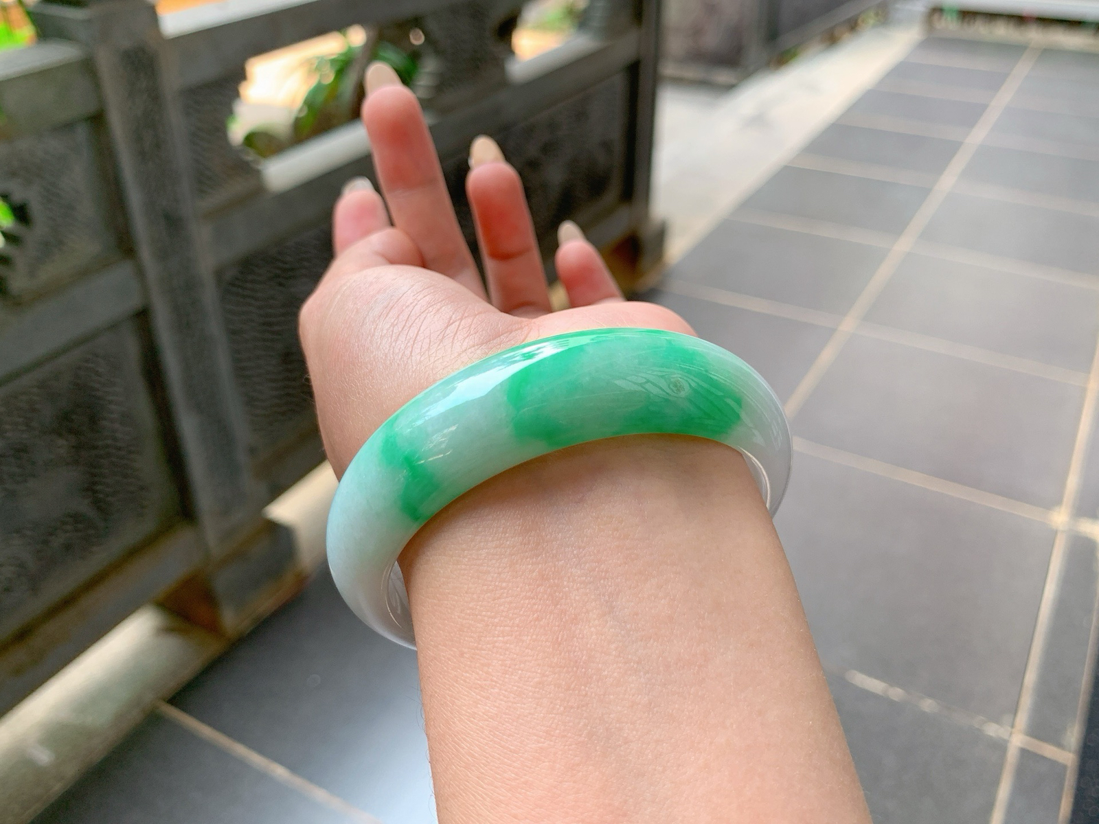 ️｜60圈口
白底青，宽版镯，大圈口，一截色很大气，