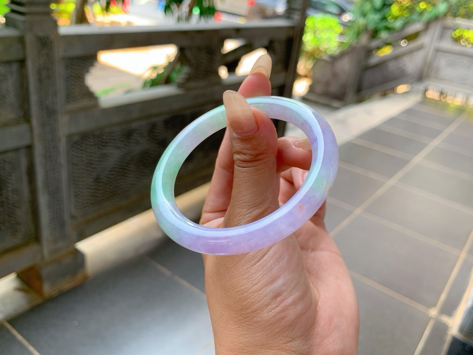 ｜52圈口
条粗：8.0、浓春彩福镯，颜色很艳丽夺目，这种镯子很少有种水的这条种色皆有、所以就很仙