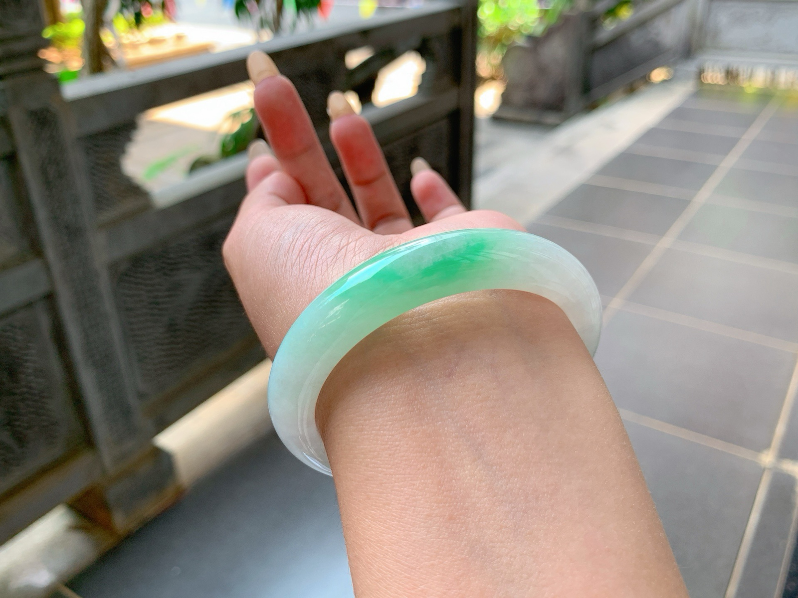 ｜55圈口
白底青翡翠手镯，飘一截辣绿色，鲜艳大气，整体冰冰润润的，俏丽夺目，