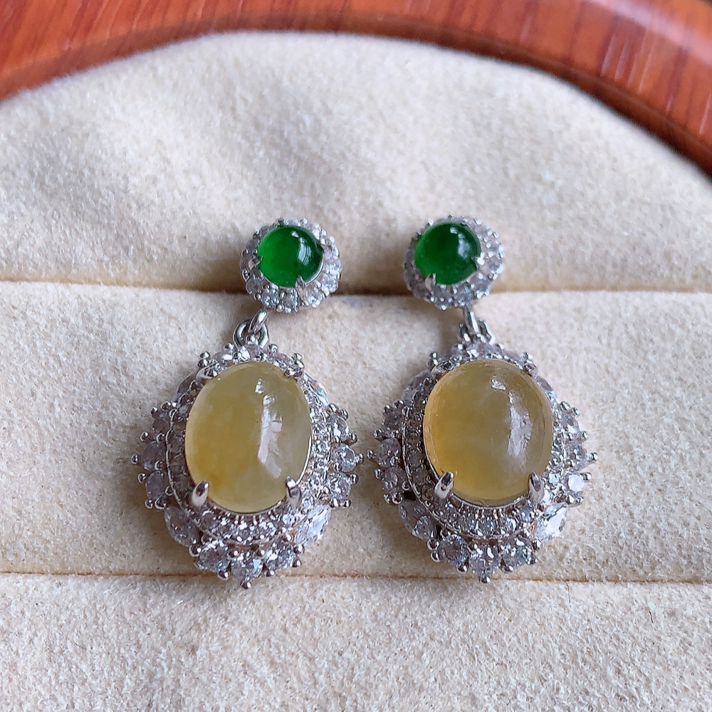 冰黄翡925银镶嵌耳钉，自然光实拍，翠色灵动，颜色漂亮，种老水足，品相佳，佩戴佳品！W502.25 