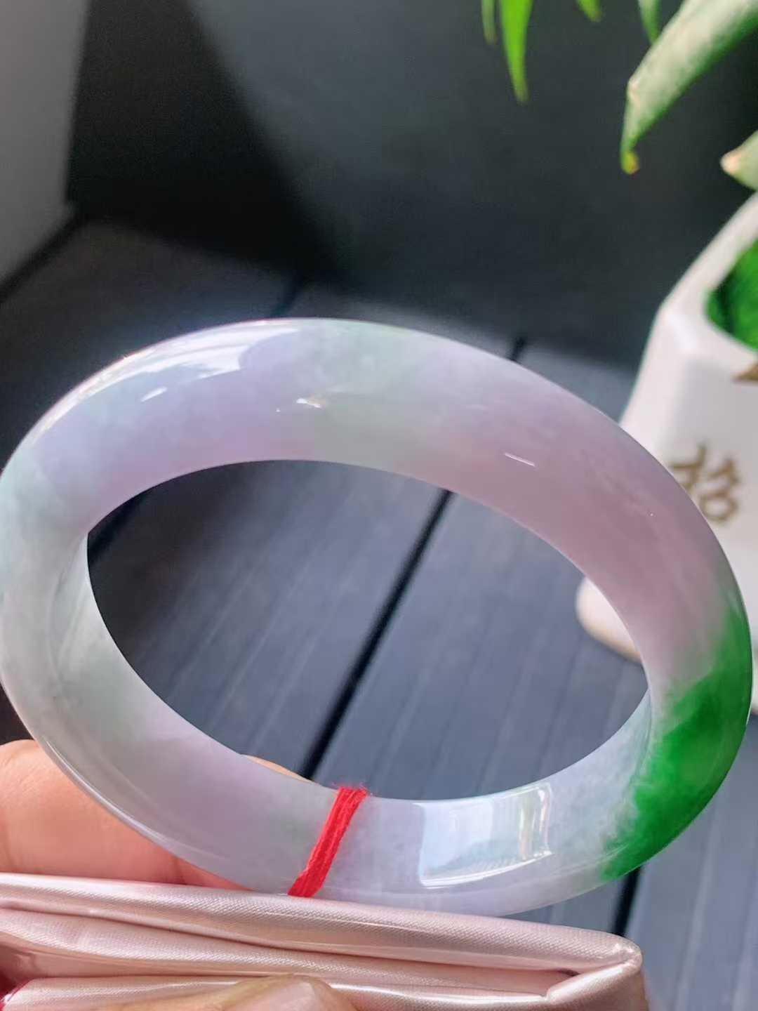 【翡翠名称】老坑种春彩飘阳绿56.8正圈口手镯
【翡翠尺寸】56.8/12.8/8.8mm适合56-58正圈口佩戴
【翡翠描述】宝贝种老水足，玉质细腻，色泽靓丽，性价比高，佩戴效果好！
【其它赠送】权威证书/精美挂绳盒子/支持全国复检