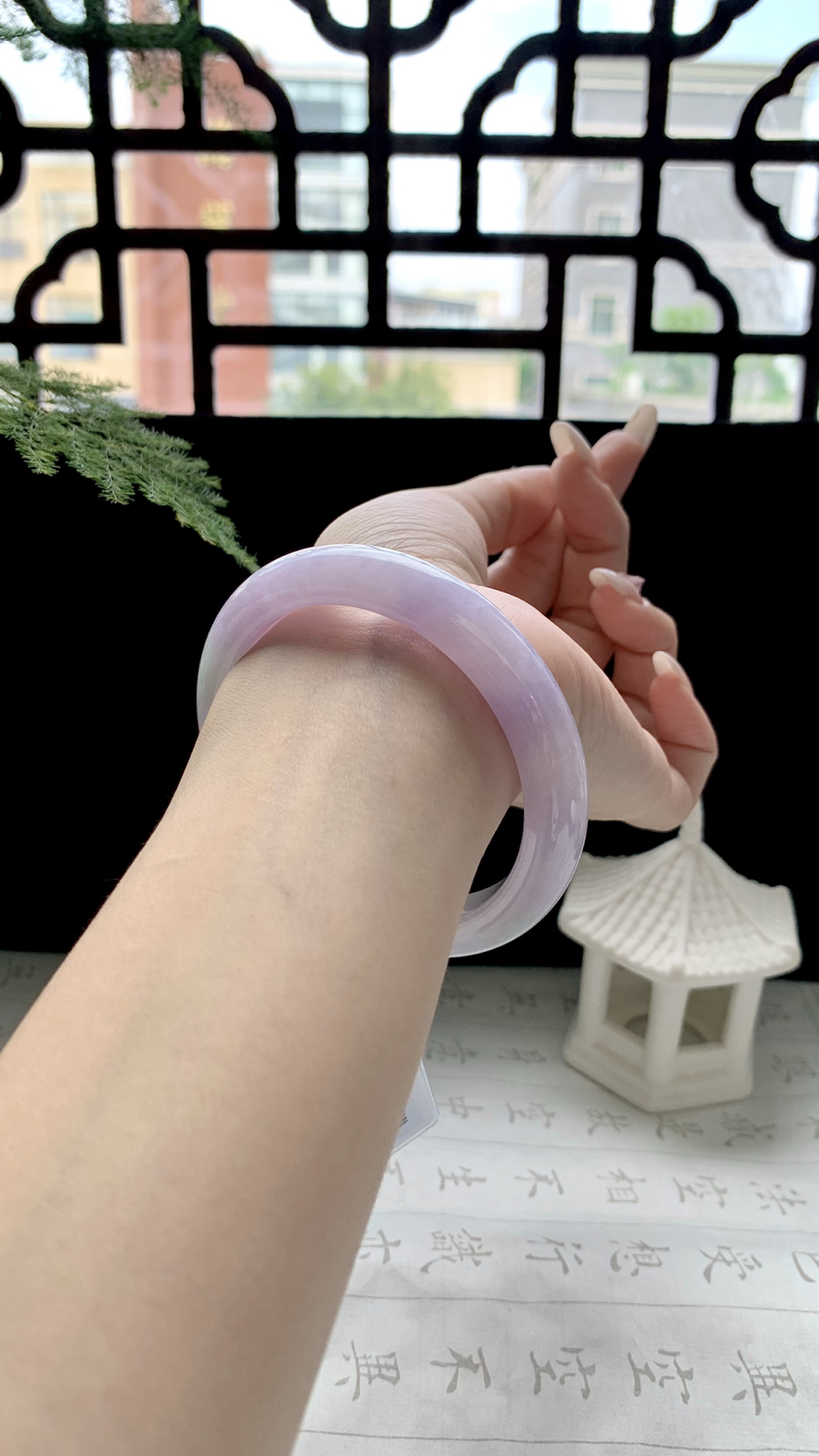  【紫罗兰】
⭕️57.5-10.6-8.8宛如一缕紫色的诗意，柔和的光芒在手腕上舞动，散发出一种神秘而浪漫的氛围