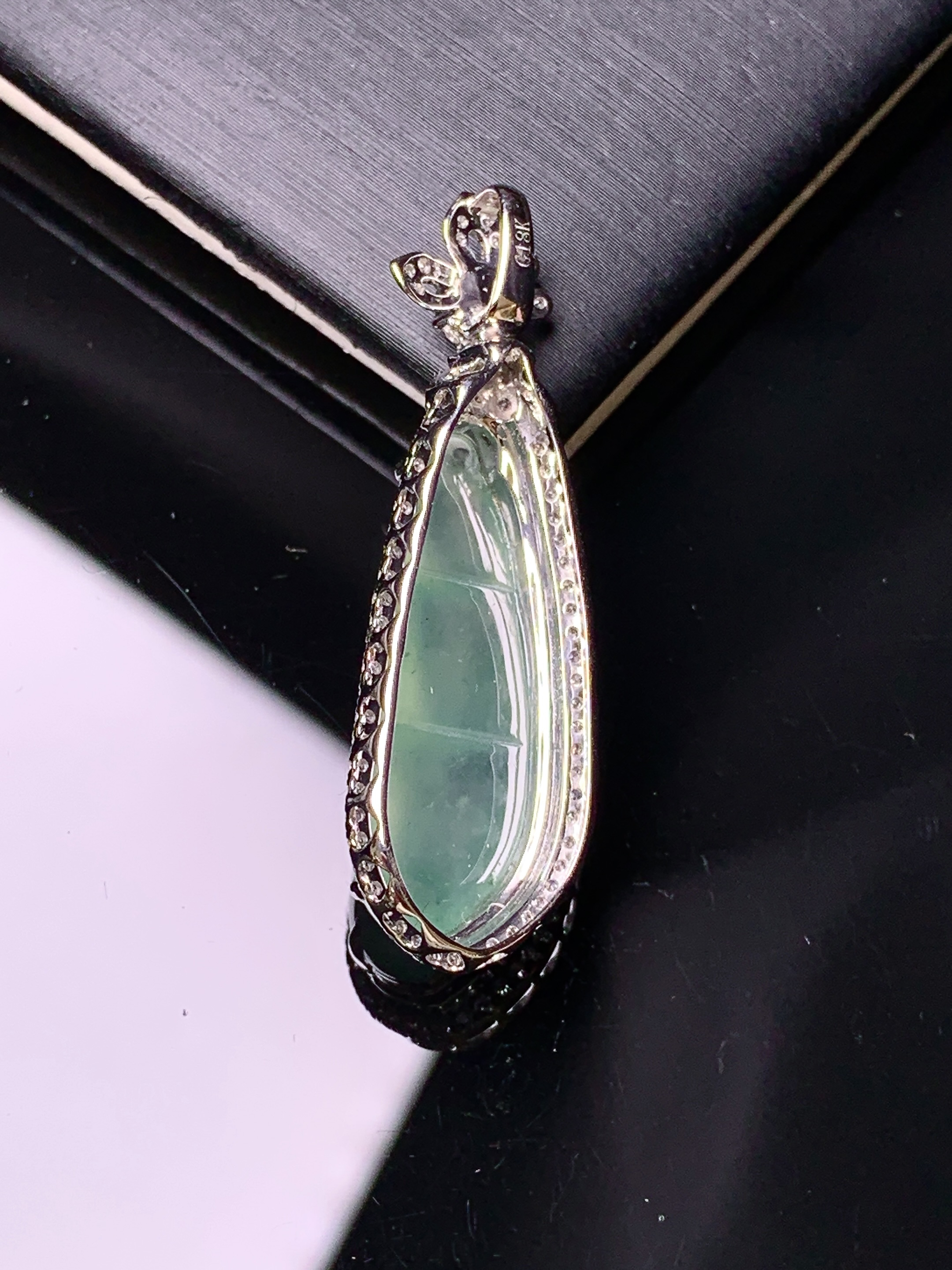 18k金钻镶嵌冰种四季豆吊坠 玉质细腻 色泽艳丽清新 水润亮眼 整体尺寸37.3*12*7.8f3