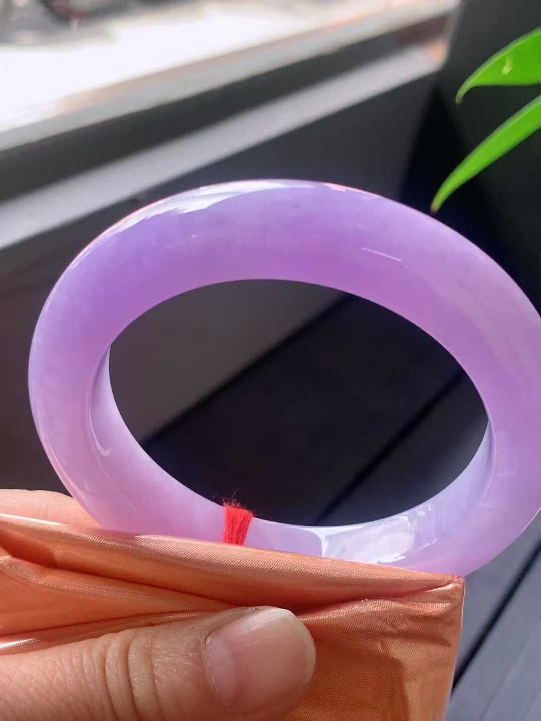 【翡翠名称】老种冰浓紫56.5正圈口翡翠手镯
【翡翠尺寸】56.5/12.5/10.8mm适合55.5-58正圈口佩戴
【翡翠描述】宝贝种老水足，玉质细腻，色泽靓丽，性价比高，佩戴效果好！
【其它赠送】权威证书/精美挂绳盒子/支持全国复检