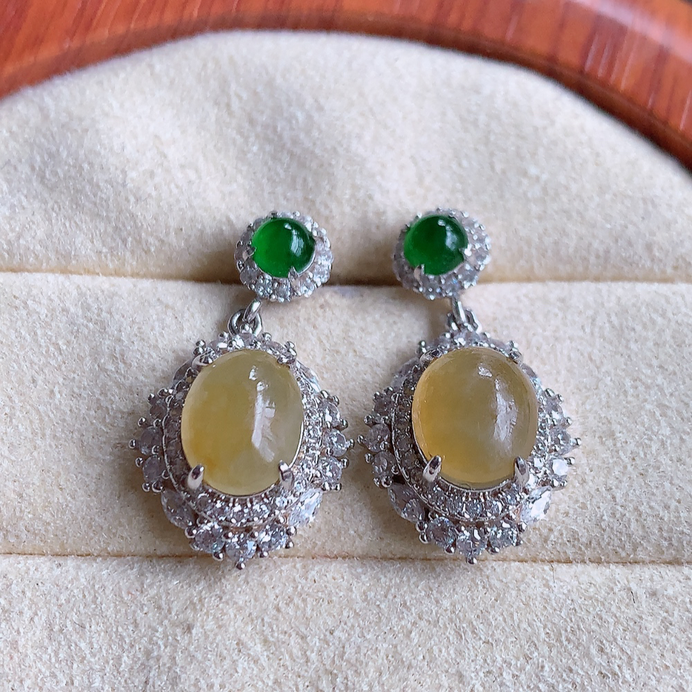 冰黄翡925银镶嵌耳钉，自然光实拍，翠色灵动，颜色漂亮，种老水足，品相佳，佩戴佳品！W502.25  取一整体尺寸：22.5-13.5-7.8mm  裸石尺寸：8-7mm