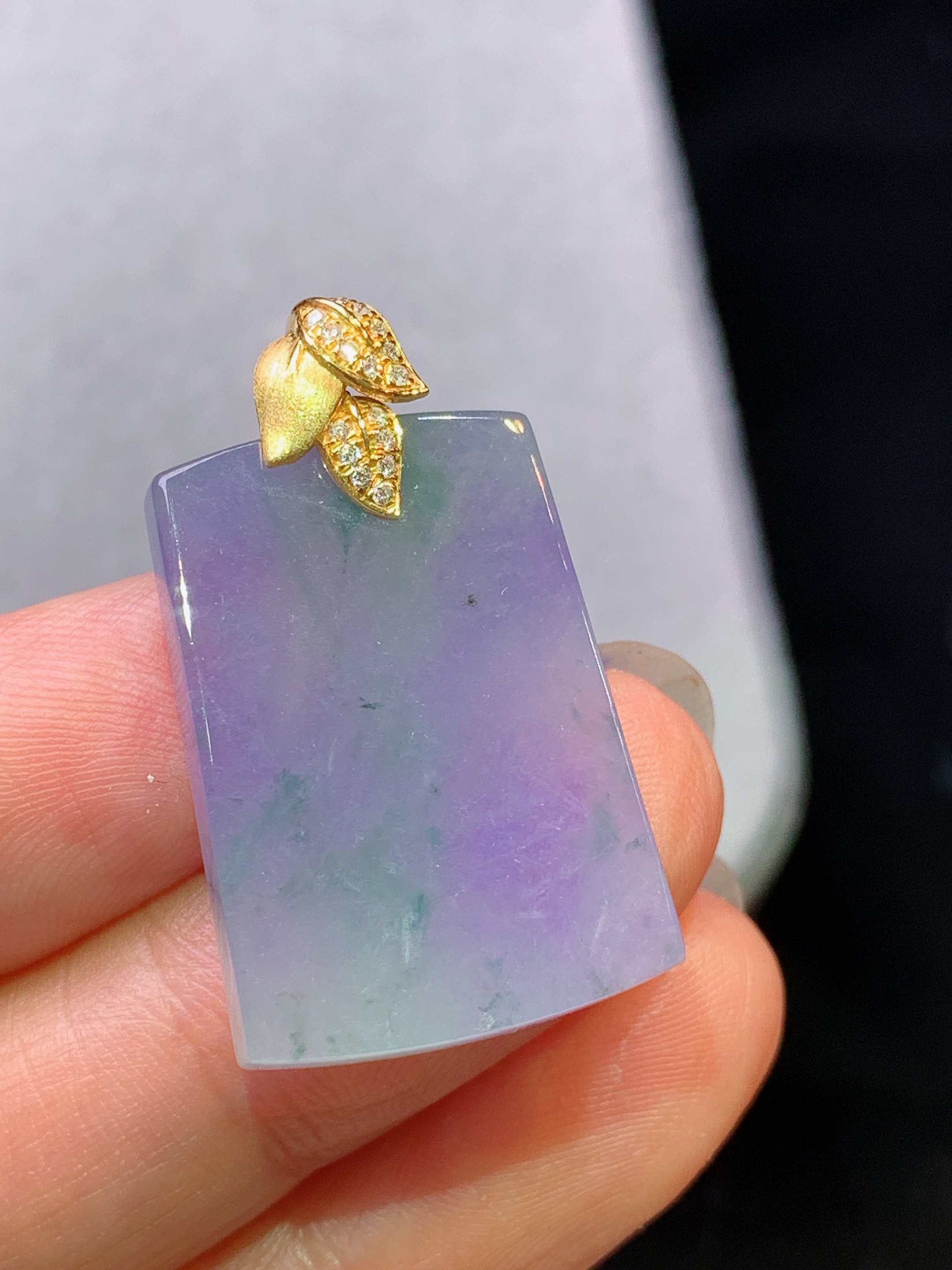 18k金镶嵌紫罗兰无事牌吊坠 玉质细腻 色泽艳丽清新 水润亮眼 整体尺寸30.5*18*4m5