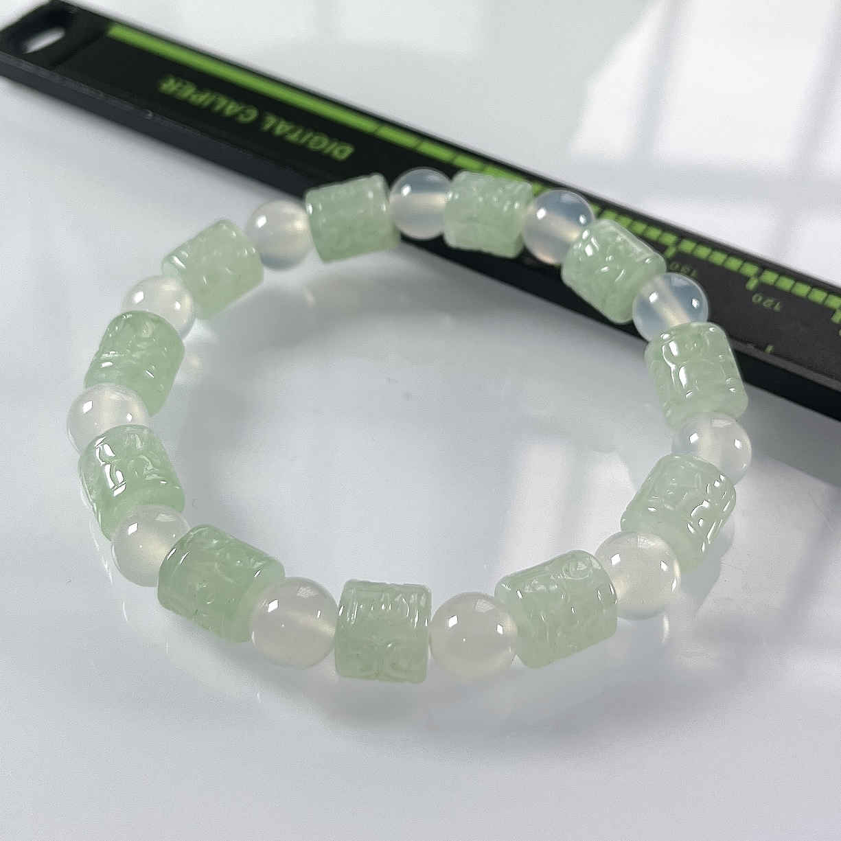 缅甸天然翡翠A货，冰种起胶晴底六字箴言路路通手串手链，尺寸：取一8.8/8.8mm/11颗，重量25.15g，白珠为玛瑙材质。