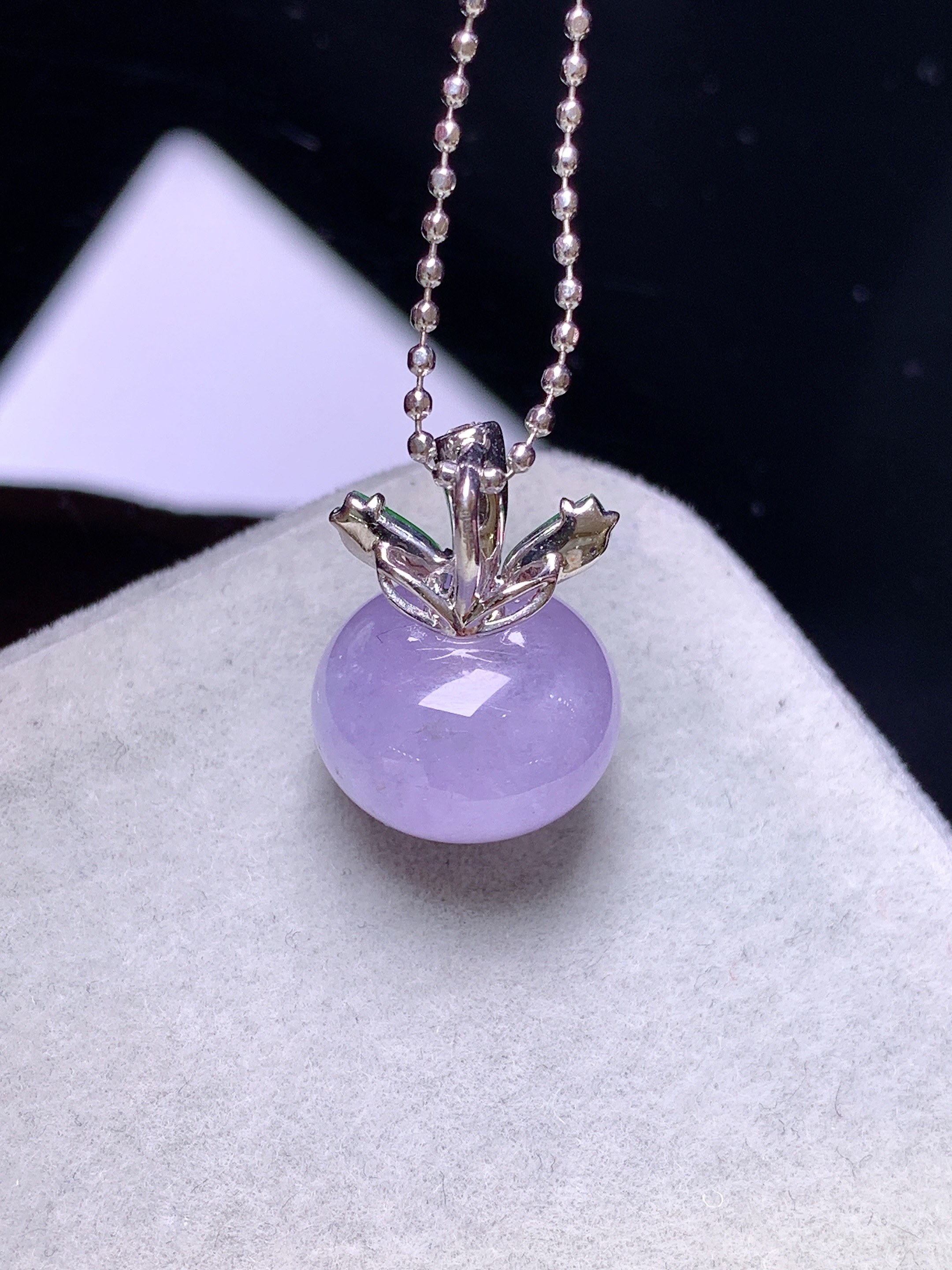 18k金钻镶嵌紫罗兰路路通吊坠 玉质细腻 色泽艳丽清新 水润亮眼 整体尺寸17*12.7*8.8c4