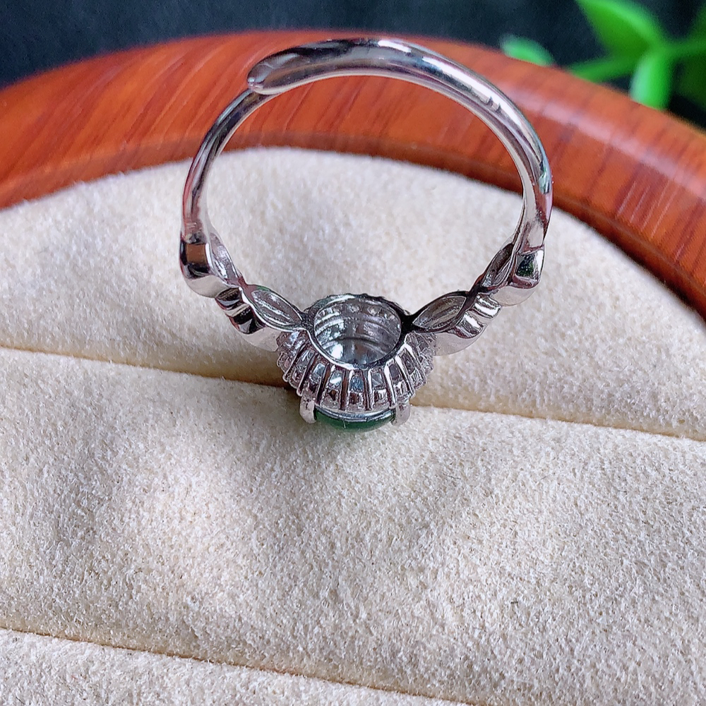 冰润满绿精美环形翡翠戒指  玉质细腻  冰清玉润  飘花灵动  颜色漂亮  W502.25  内径尺寸：18-9.8-6.6mm  裸石尺寸：8-6.8mm