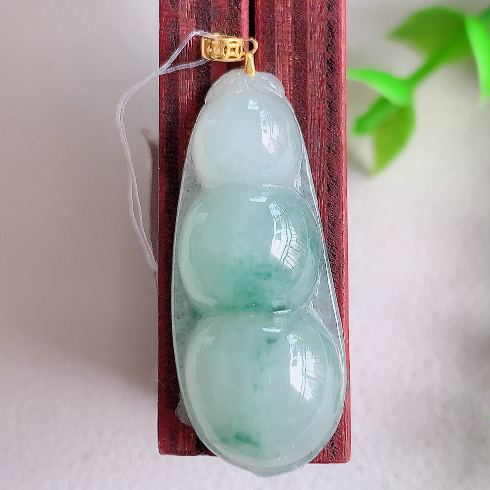 18k金扣冰润飘花福豆翡翠挂件，老种飘花  冰清玉洁  胶感十足  寓意“四季平安，福气满满”颜色鲜艳，清新自然，饱满通透   W49.25  尺寸：30-12.5-6.2mm