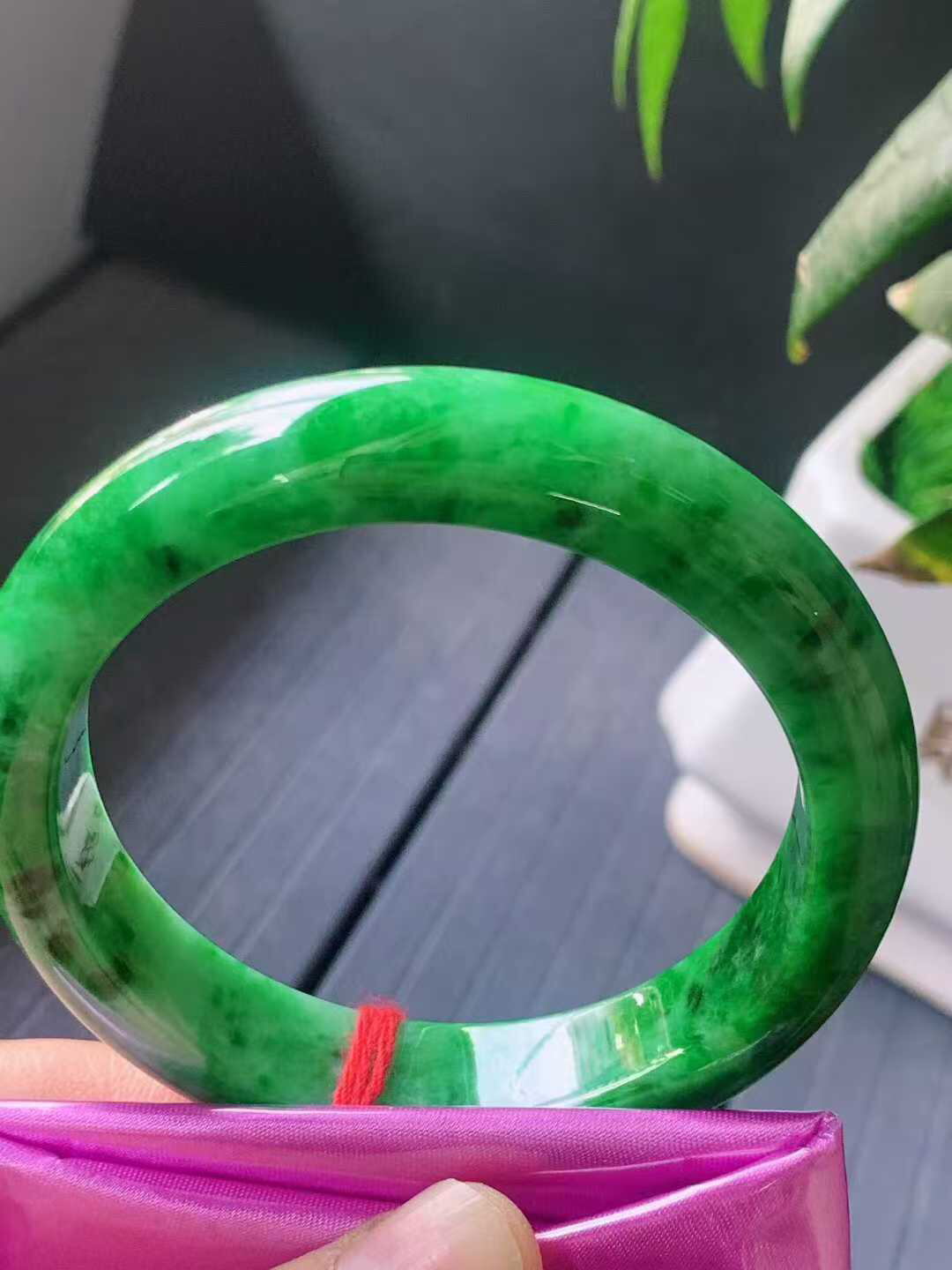 【翡翠名称】老种辣绿飘花58.2正圈口手镯
【翡翠尺寸】58.2/12.9/9mm适合57-59.5正圈口佩戴
【翡翠描述】宝贝种老水足，玉质细腻，色泽靓丽，性价比高，佩戴效果好！
【其它赠送】权威证书/精美挂绳盒子/支持全国复检