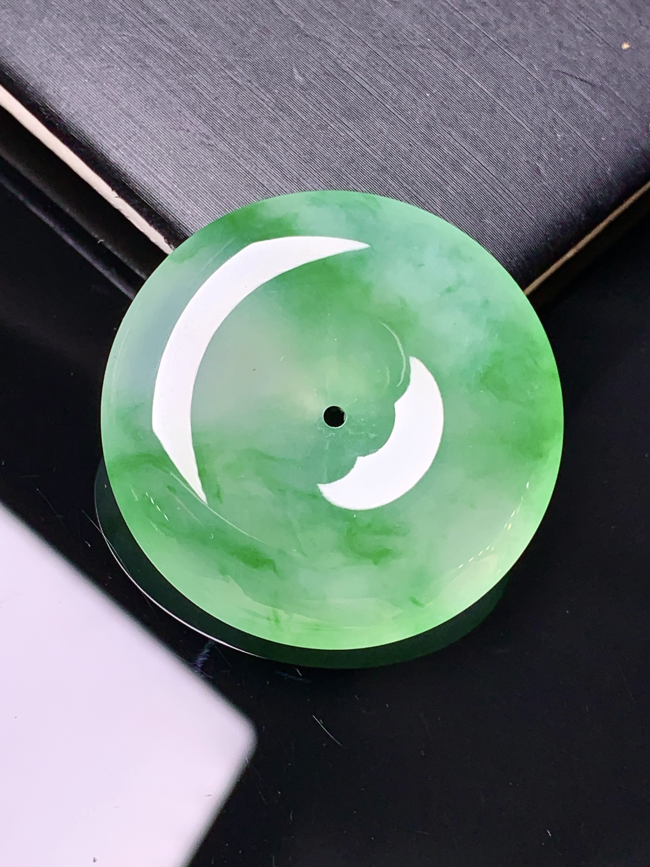 冰种飘绿平安扣吊坠 玉质细腻 色泽艳丽清新 水润亮眼 整体尺寸30.8*6x1