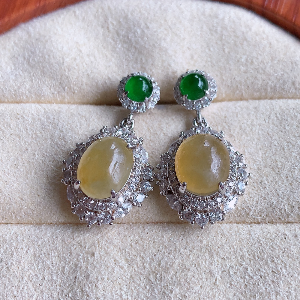 冰黄翡925银镶嵌耳钉，自然光实拍，翠色灵动，颜色漂亮，种老水足，品相佳，佩戴佳品！W502.25  取一整体尺寸：22.5-13.5-7.8mm  裸石尺寸：8-7mm
