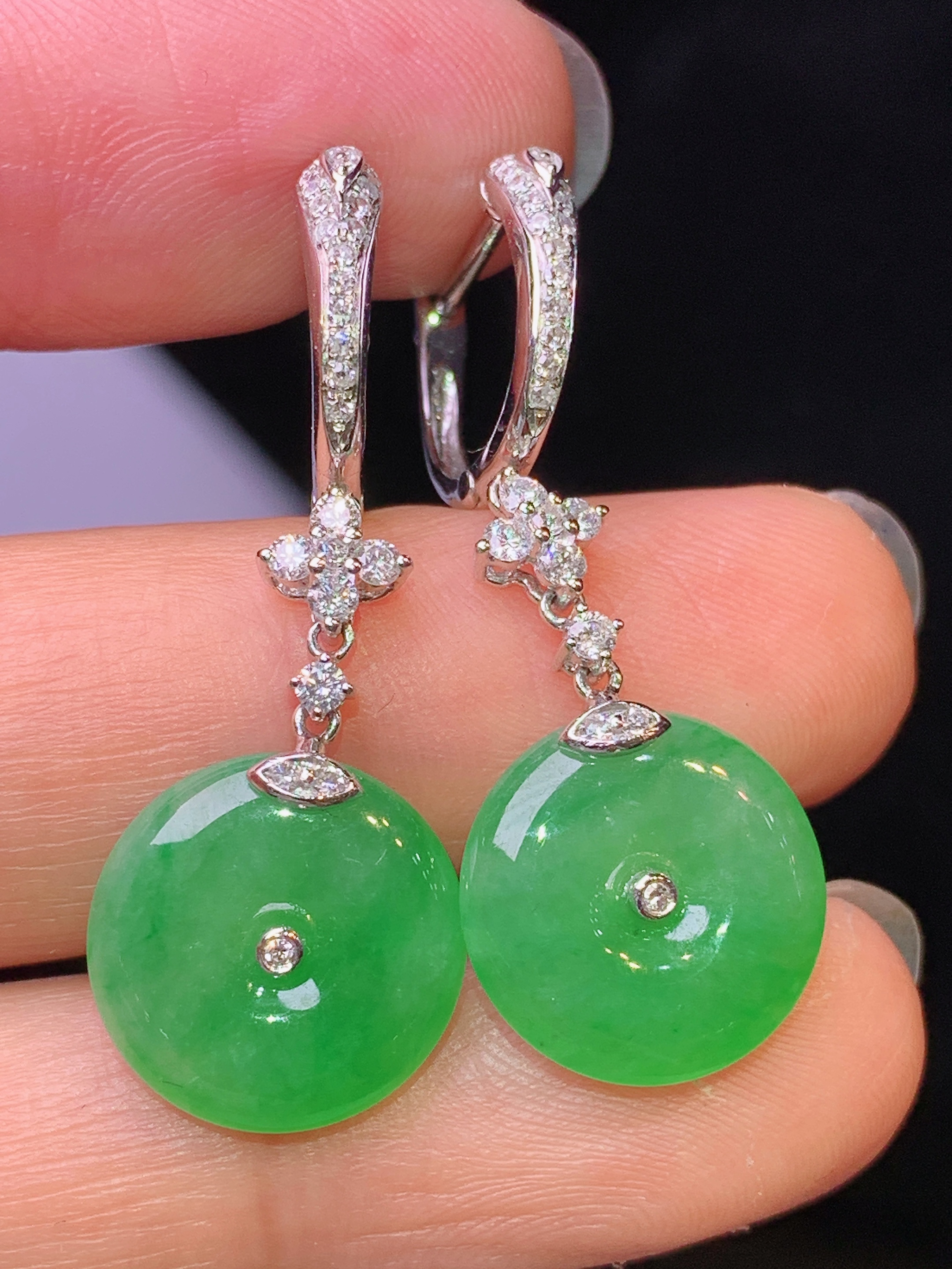 18k金钻镶嵌翠绿平安扣耳坠 玉质细腻 色泽艳丽清新 水润亮眼 整体尺寸33.8*12.8*3.3h1