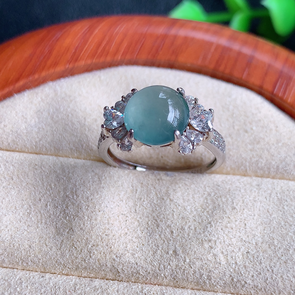 冰晴水精美环形翡翠戒指  玉质细腻  冰清玉润  飘花灵动  颜色漂亮  W502.25   内径尺寸：16-8.8-6.3mm  裸石尺寸：8.8mm