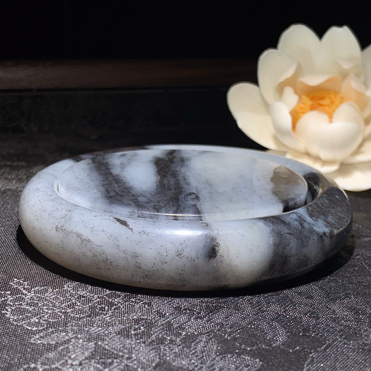 新疆和田玉籽料青花手镯 青花籽料套镯 镯子芯尺寸57/14重109.5克 60圈口条宽13厚9重63克！玉质细腻油润 底色纯净 脂粉好，品质好。lt260325