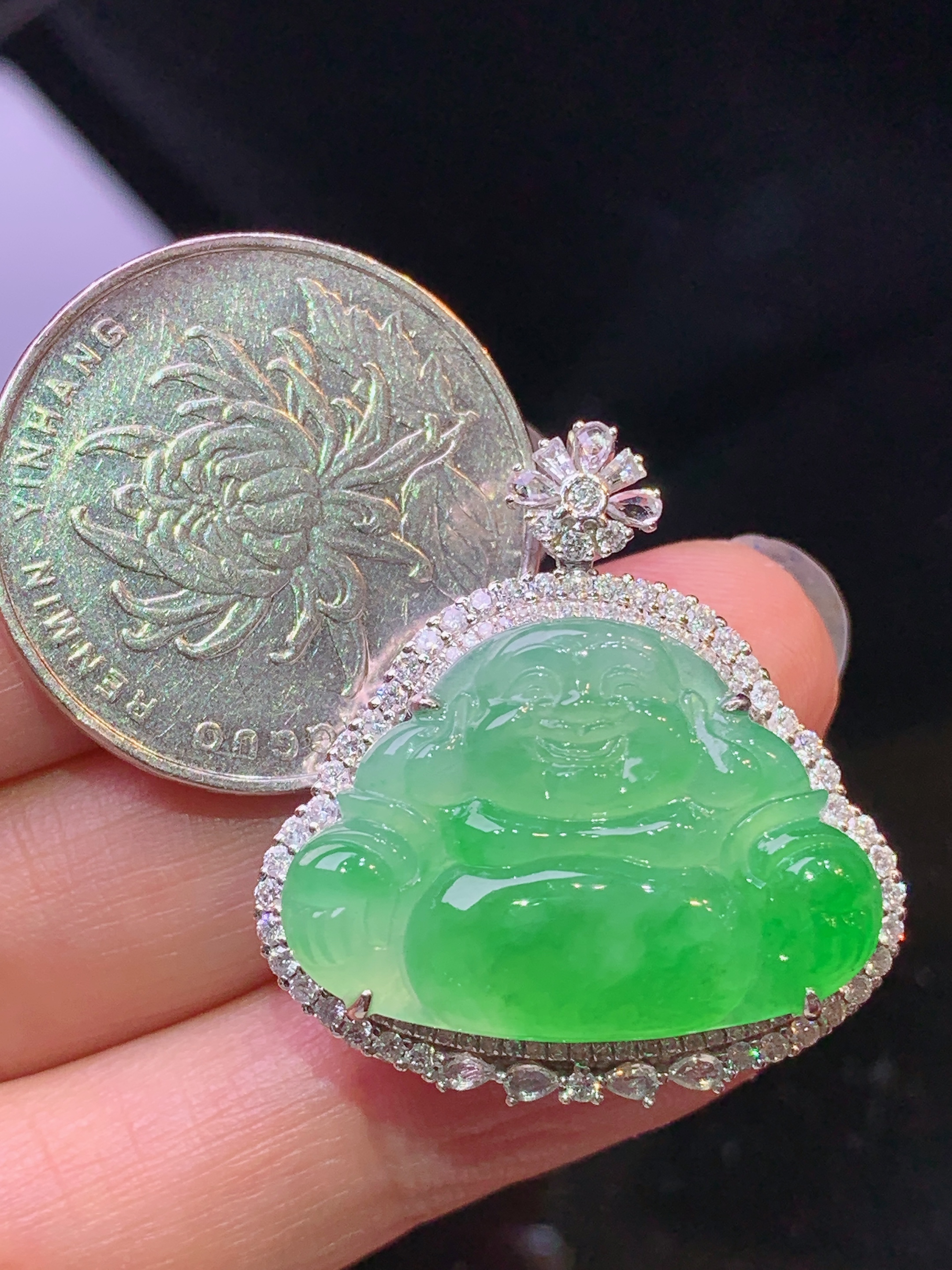 18k金钻镶嵌翠绿佛公吊坠 玉质细腻 色泽艳丽清新 水润亮眼 整体尺寸29*27.5*11yz