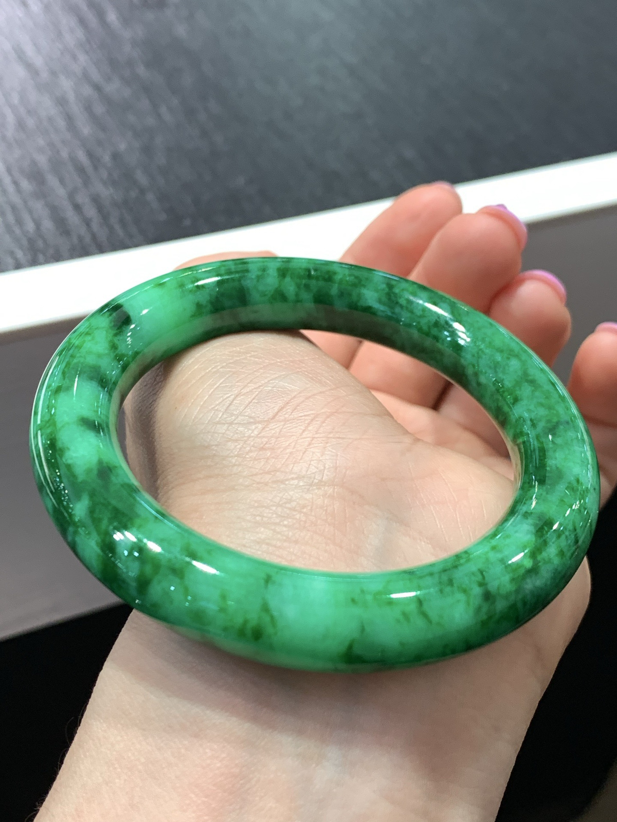 尺寸55.4/11.3/11.7，辣绿圆条手镯
水润细腻 有种有色