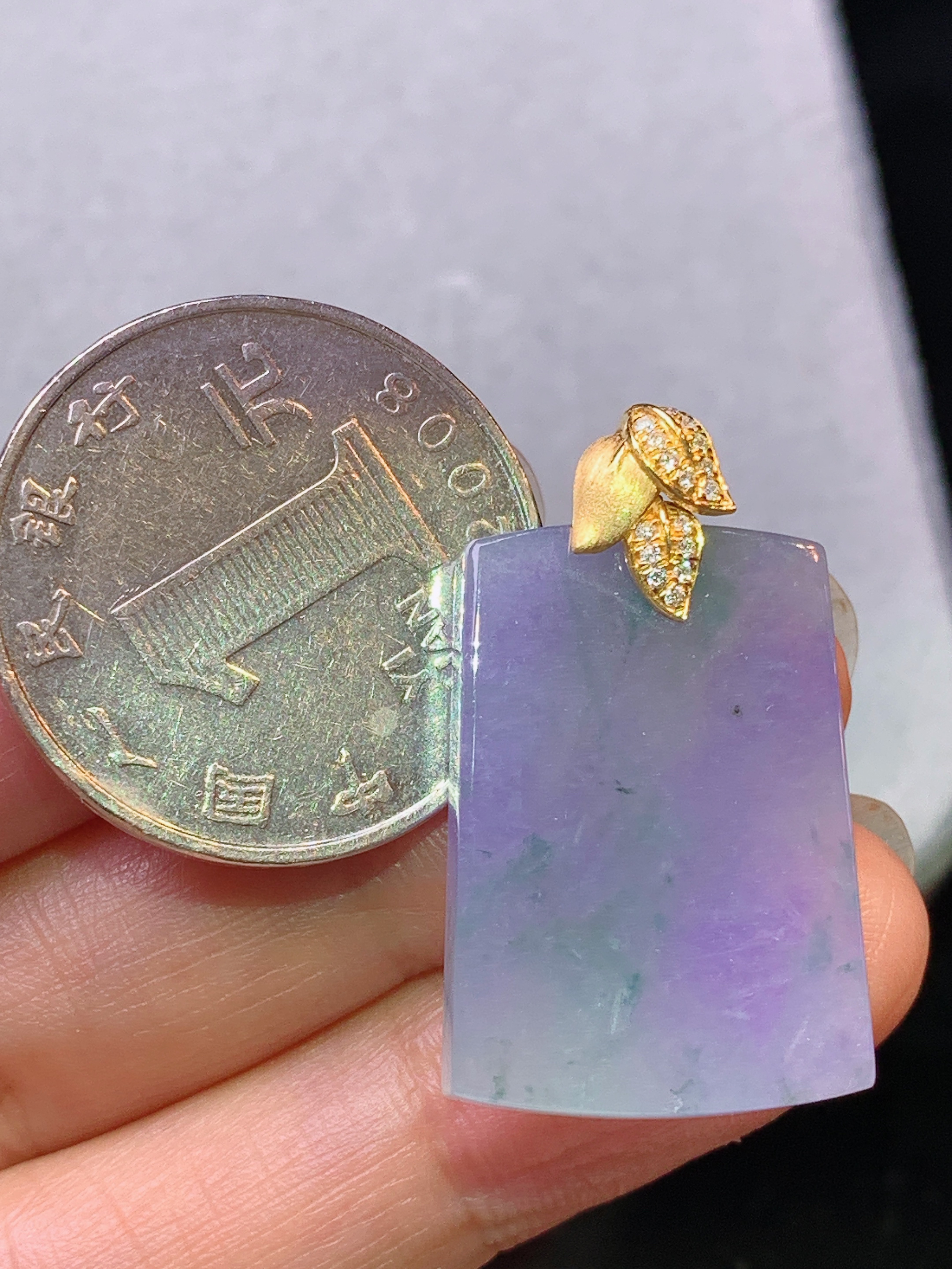 18k金镶嵌紫罗兰无事牌吊坠 玉质细腻 色泽艳丽清新 水润亮眼 整体尺寸30.5*18*4m5