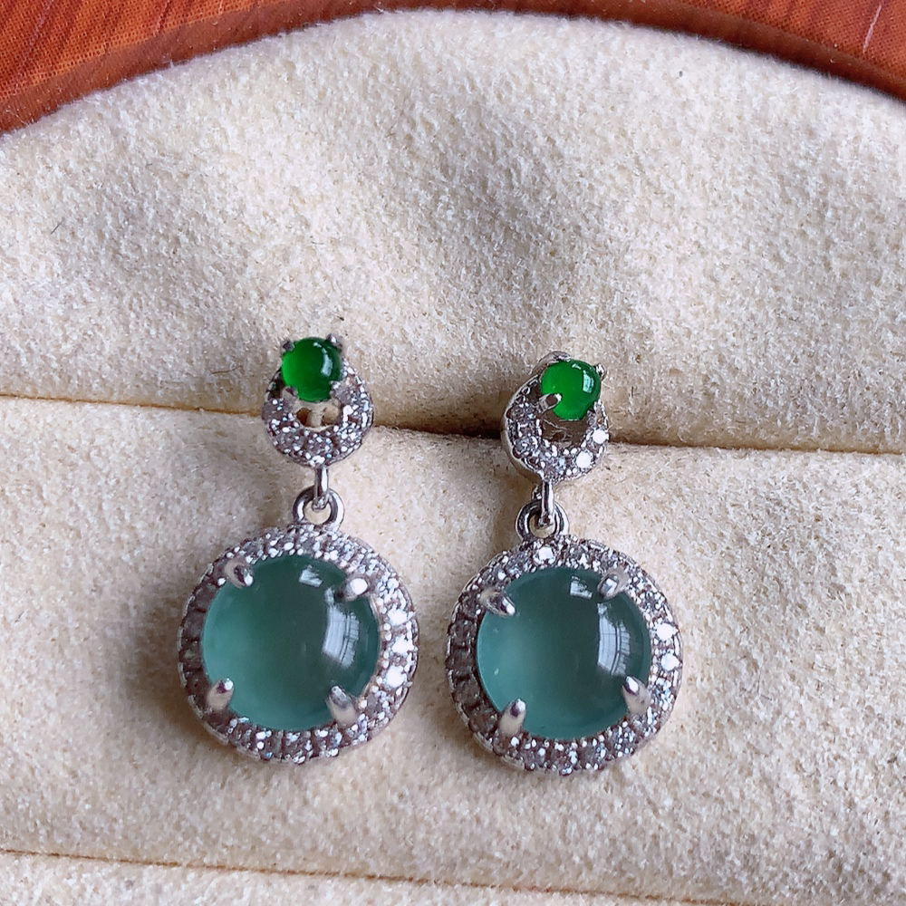 冰晴水翡翠925银镶嵌耳钉，自然光实拍，翠色灵动，颜色漂亮，种老水足，品相佳，佩戴佳品！W502.25  取一整体尺寸：16.3-9.2-5mm  裸石尺寸：6.3mm