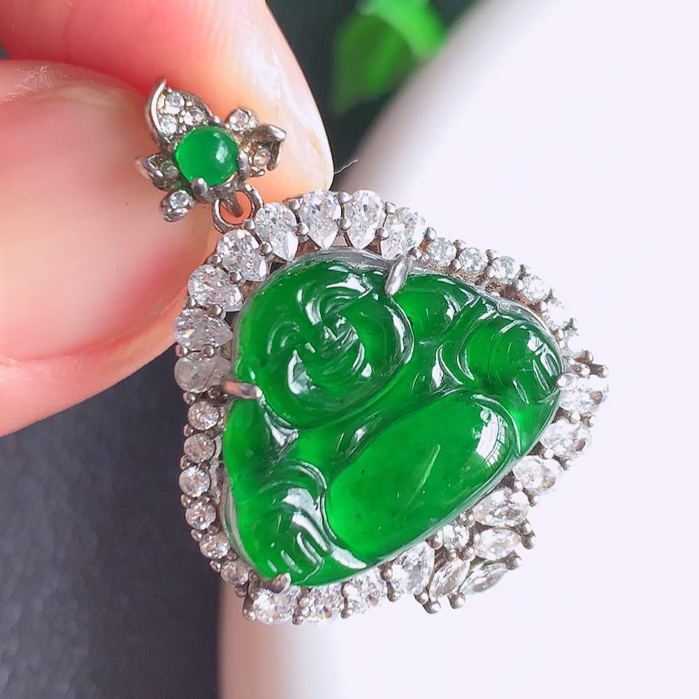 冰润满绿925银镶佛公挂件 玉质细腻  精雕弥勒佛，笑佛福耳垂肩，面相喜庆，开怀大笑，憨态可掬。惟妙惟肖，寓意福禄双全，吉祥美满，笑口常开 W481.25  整体尺寸：31-22.5-10.5mm   裸石尺寸：15-18.5mm