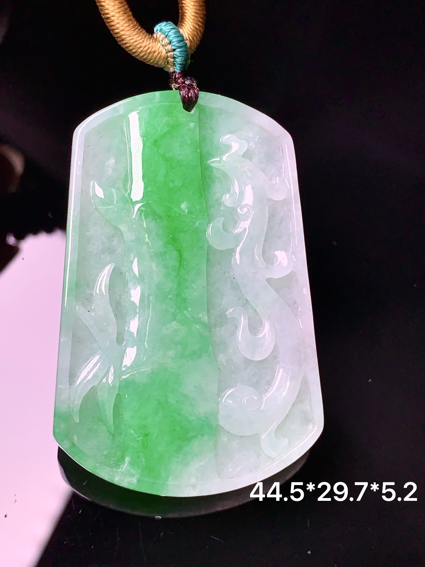 飘绿竹节牌吊坠 玉质细腻 色泽艳丽清新 水润亮眼 整体尺寸44.5*29.7*5.2c1