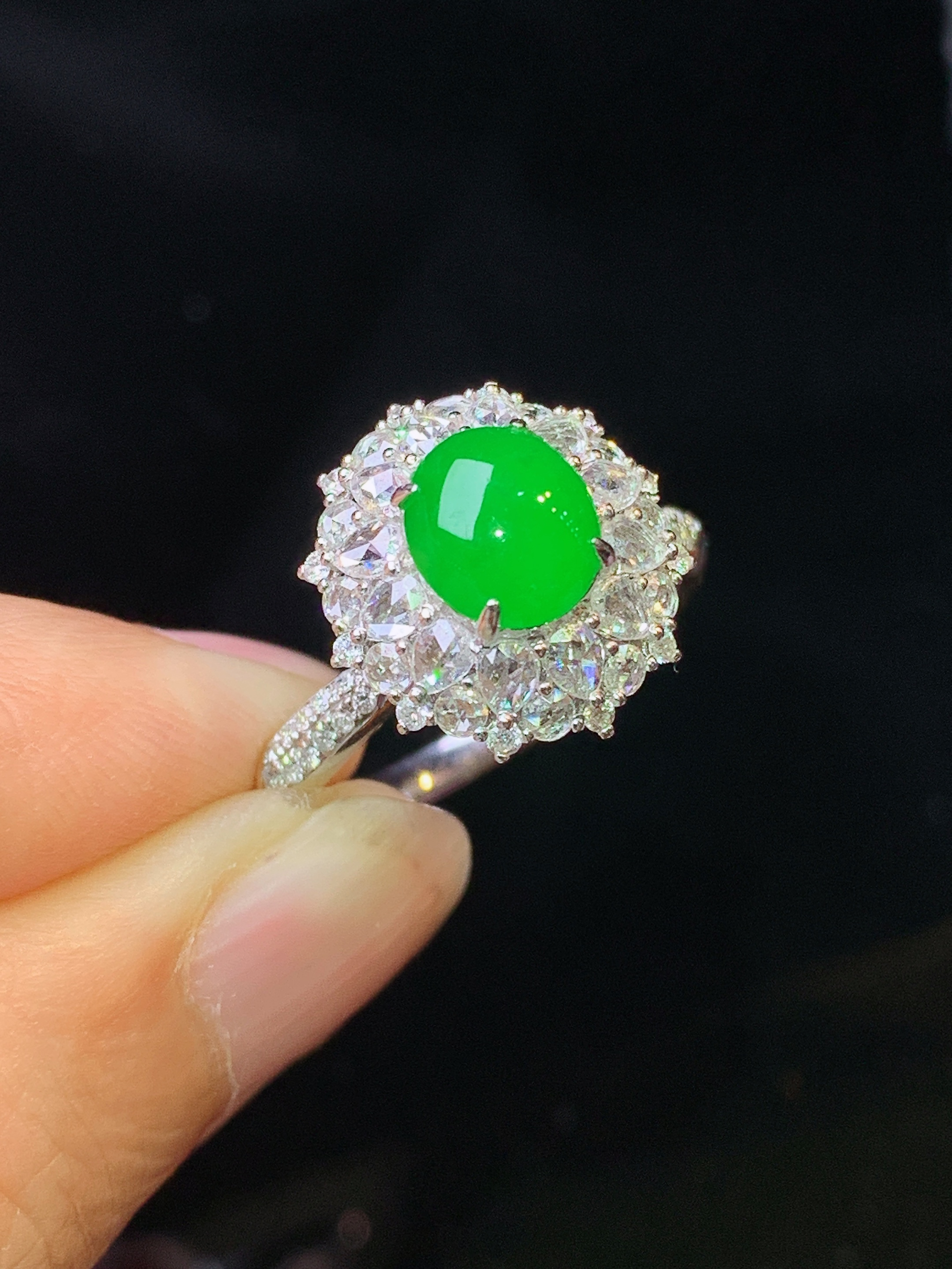 18k金钻镶嵌满绿蛋面戒指 玉质细腻 色泽艳丽清新 水润亮眼 圈口14 整体尺寸14*13.2*10