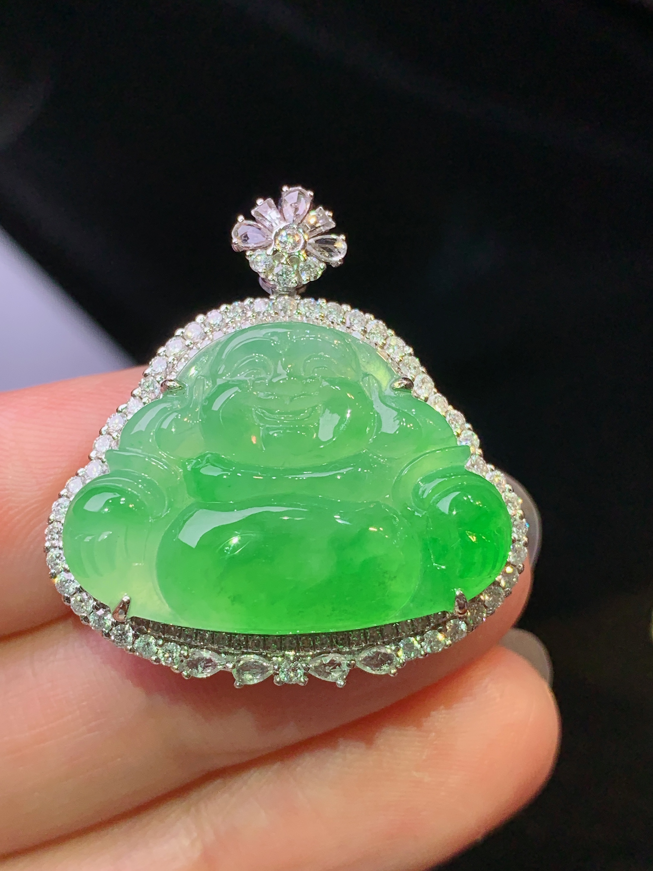 18k金钻镶嵌翠绿佛公吊坠 玉质细腻 色泽艳丽清新 水润亮眼 整体尺寸29*27.5*11yz