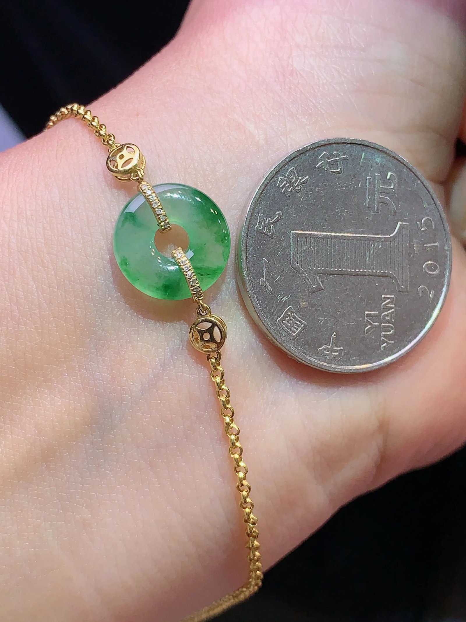 18k金镶嵌飘绿平安扣手链 玉质细腻 色泽艳丽 整体尺寸11.8*3.3m1