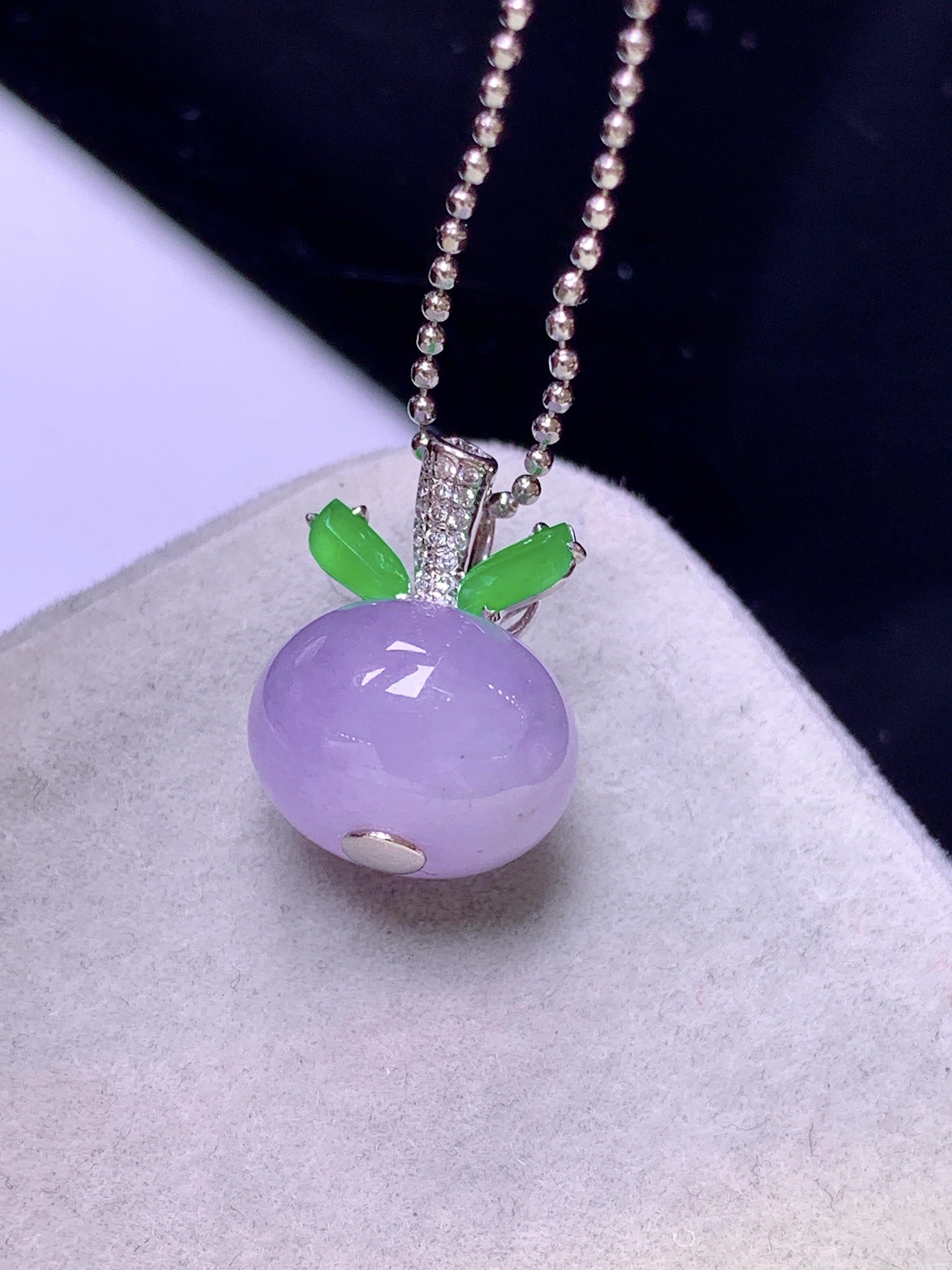 18k金钻镶嵌紫罗兰路路通吊坠 玉质细腻 色泽艳丽清新 水润亮眼 整体尺寸17*12.7*8.8c4