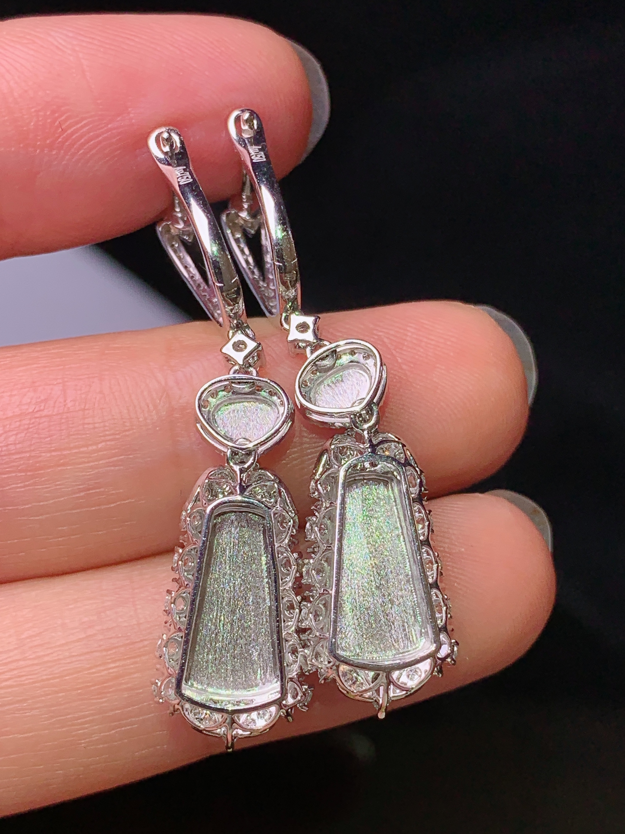 18k金钻镶嵌满绿无事牌耳坠 玉质细腻 色泽艳丽清新 水润亮眼 整体尺寸38.6*9.5*5.3c5