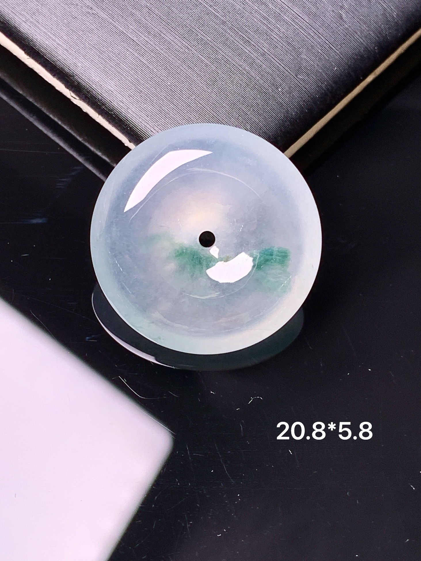 冰种飘绿平安扣吊坠 玉质细腻 色泽艳丽清新 水润亮眼 整体尺寸20.8*5.8c1